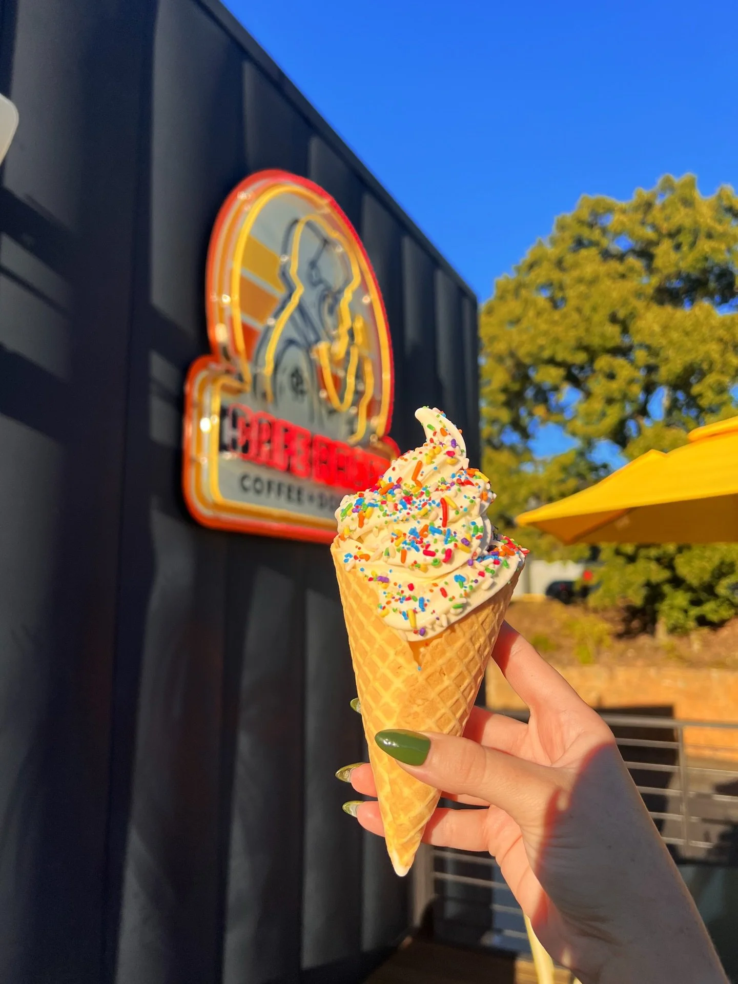 swirls NOITE 🗣

Free small soft serve with unlimited toppings for you + you + YOU TOO tonight &mdash; Thursday 11/20! All you gotta do is snag any entree and we&rsquo;ll hook ya up ❤️