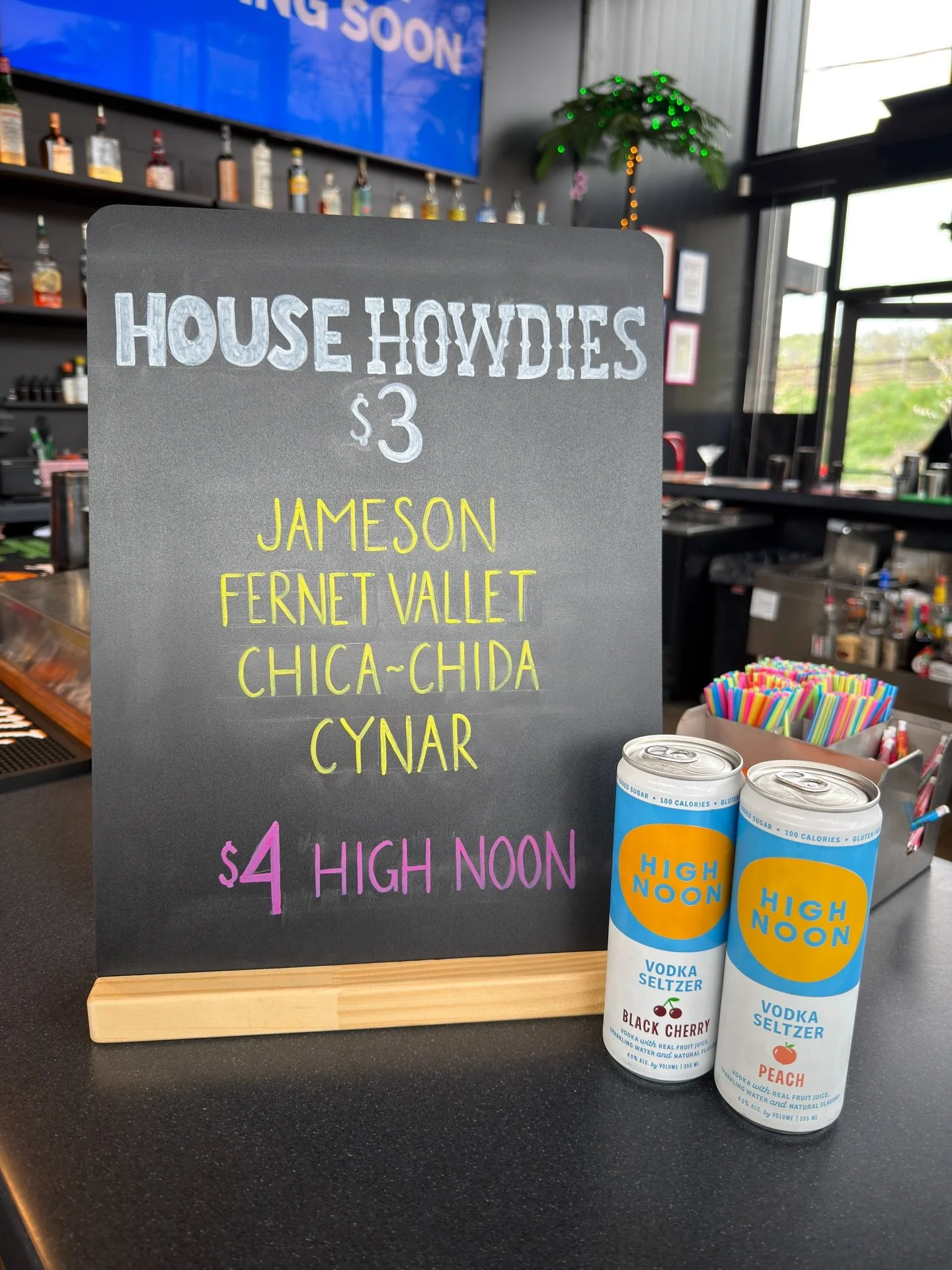 trivia specials tonight at Oak Street 🤪 got your team name yet? make it good because you&rsquo;re up for a $50 first place prize + $25 for 2nd place 🤭