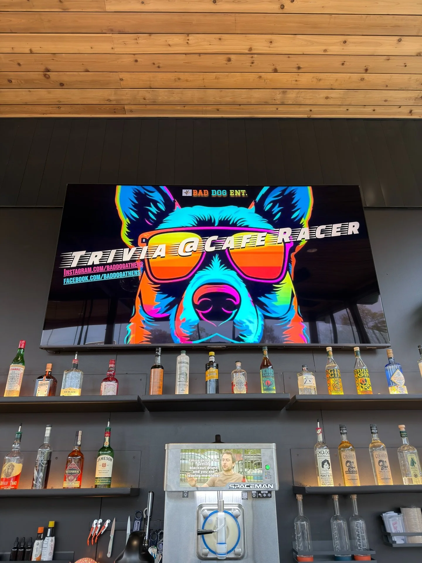 tonight at Oak Street!! general knowledge trivia with @baddogathens to get that brain workin&rsquo; 💪 Transfusions + The Mulligan on special and THREE DOLLAR HIGH NOONS 🍑🍒 come drink w us + test your 🧠cells 🤓