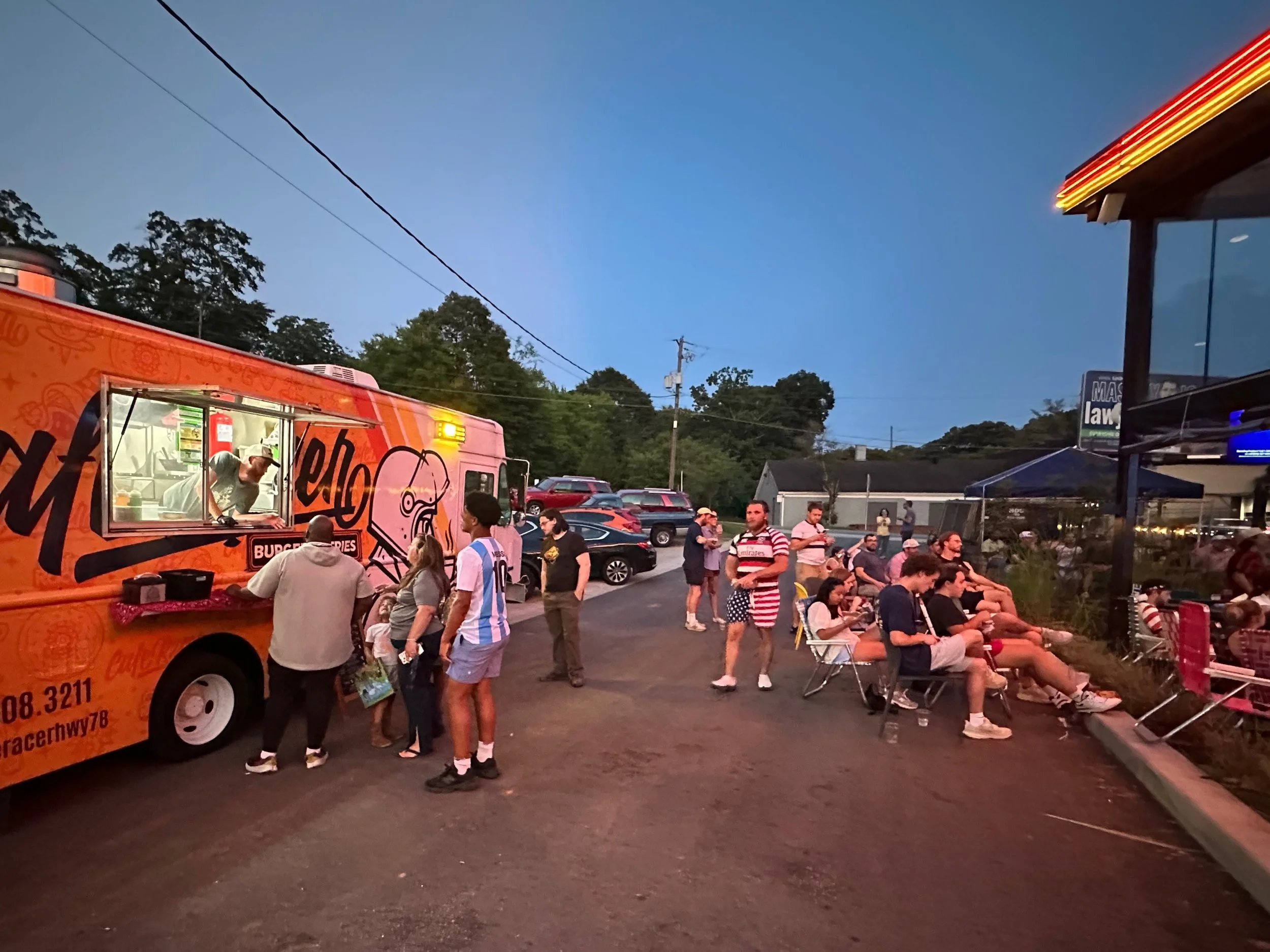 summer&rsquo;s in it&rsquo;s 🐶 dawg days 🐶 and I hear some .. barking on the horizon. come hang out with us this Saturday (9/5) at Oak Street for a full day of WOOF WOOF WOOF. 

breakfast is running 6AM - 2PM as usual but @caferacerfoodtruck will b