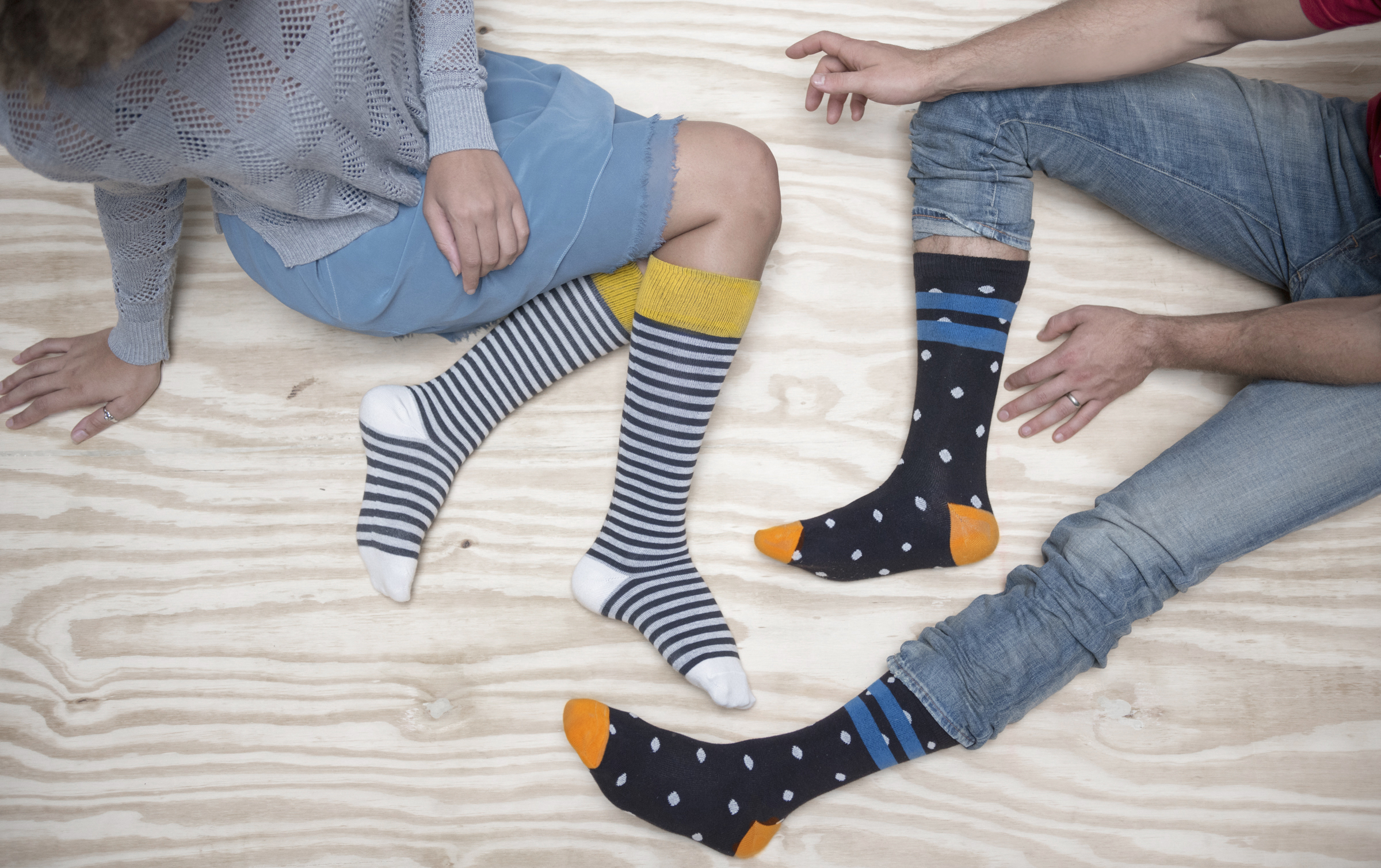 Мальчик в носочках. Носки для всей семьи. Носки колготки. Носки и колготки для всей семьи. Ноги в носках.
