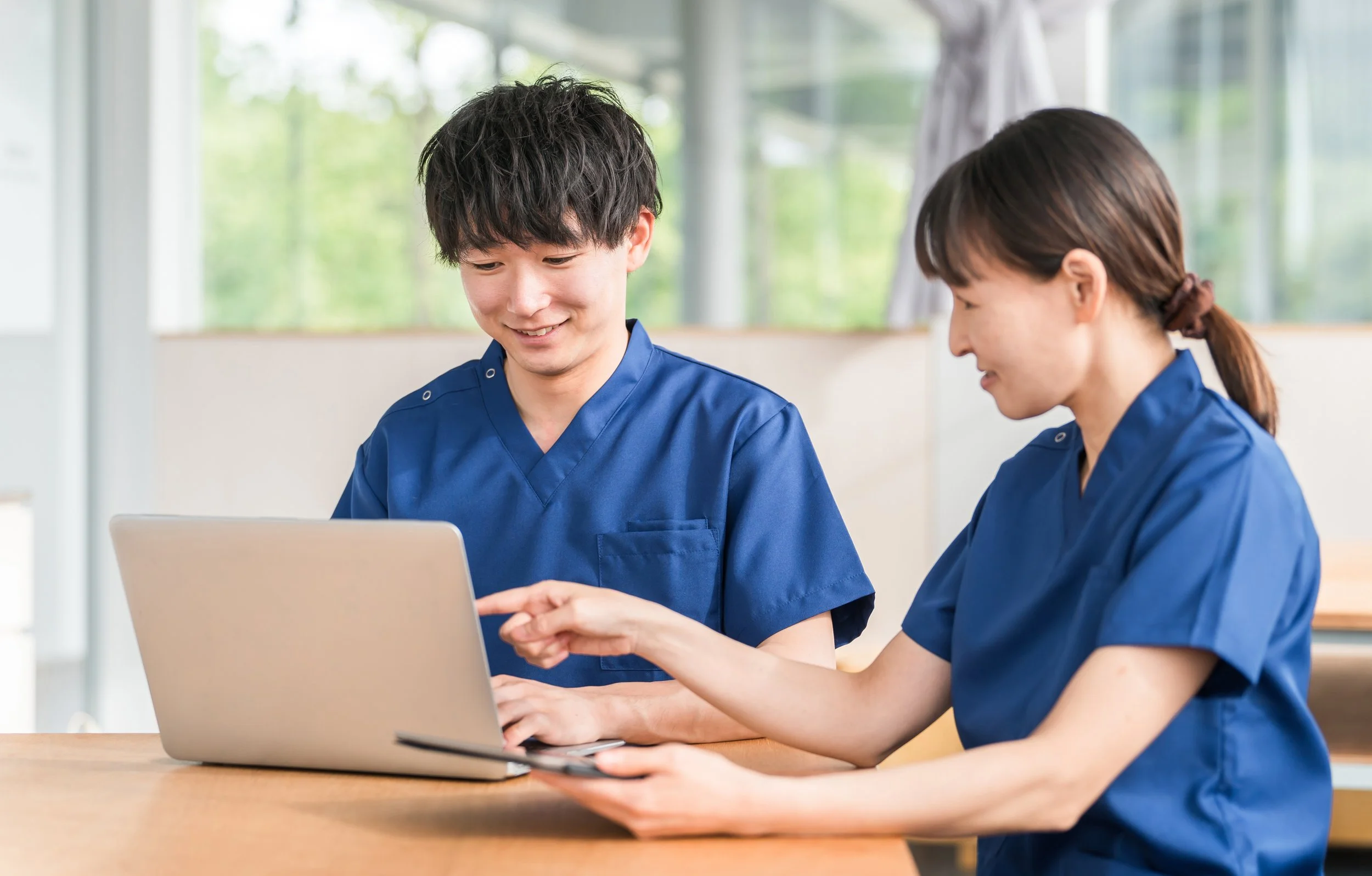 Two PSW workers discussing an online training course