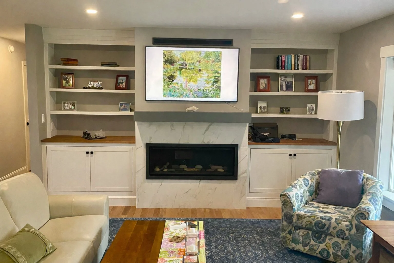 Modern living room with cozy details.jpg