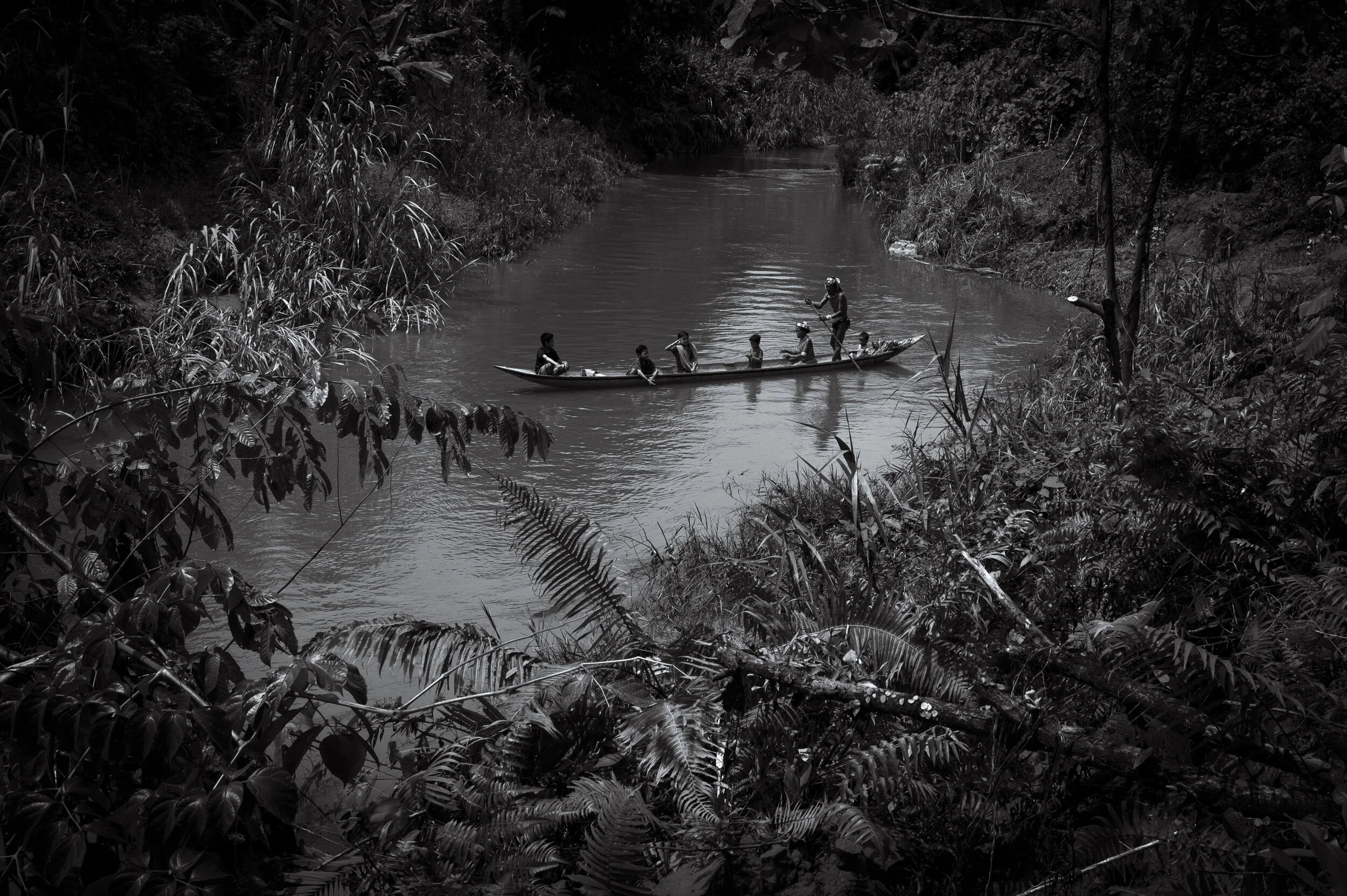  Masit Dere shunts the family canoe or pom-pom, down river towards Matatonan to take the youngest children to school and to talk to the local area official about getting paperwork so he can build on his land, legally. Traditionally the Mentawai Siker