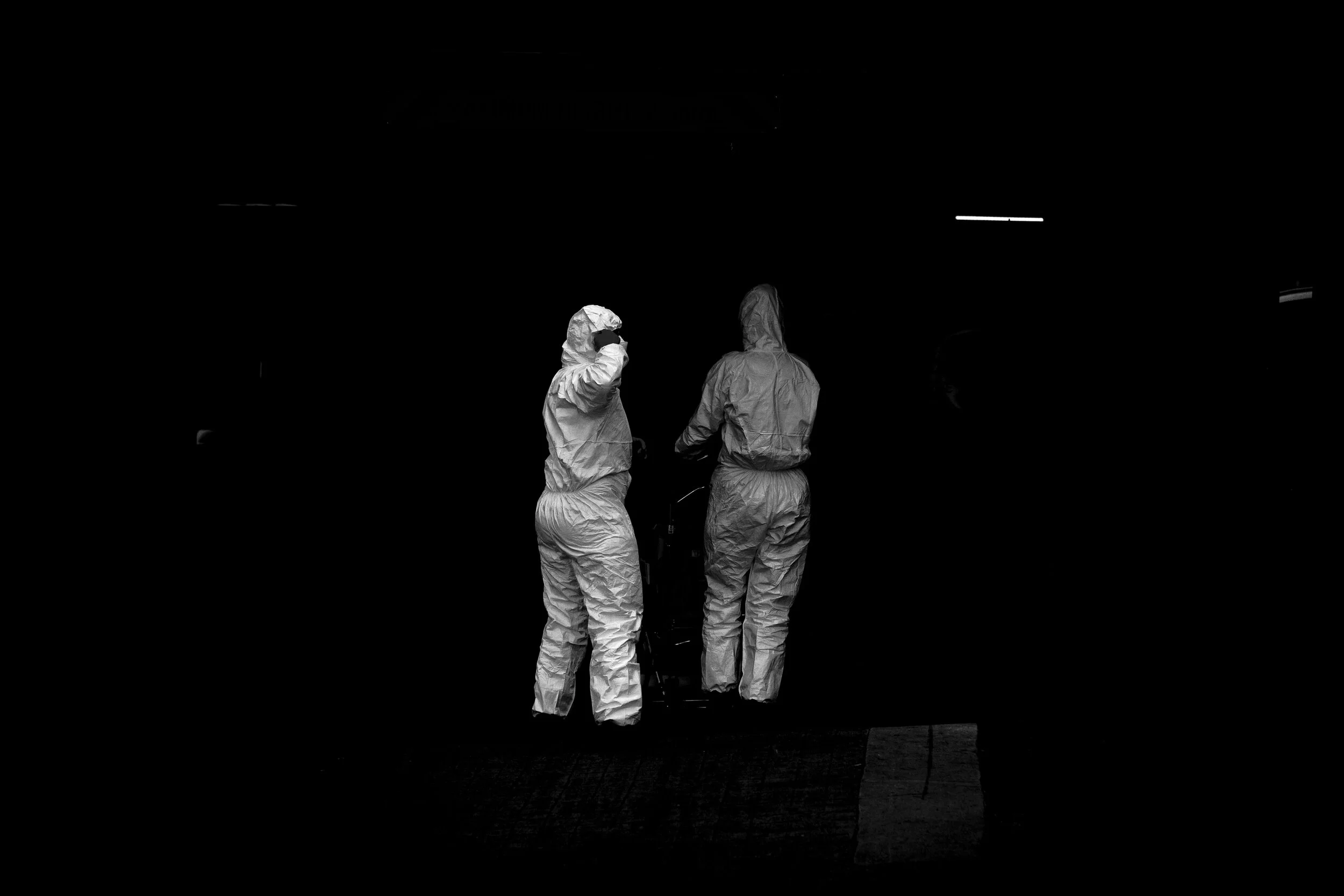  12/04/20 13:42 pm, Ridges Hotel, Carlton. Paramedics  enter the Ridges Hotel in Carlton. The hotel is quarantining passengers from the the Aurora Cruise ship that sailed to Antarctica after the World Health Organisation declared the Coronavirus outb