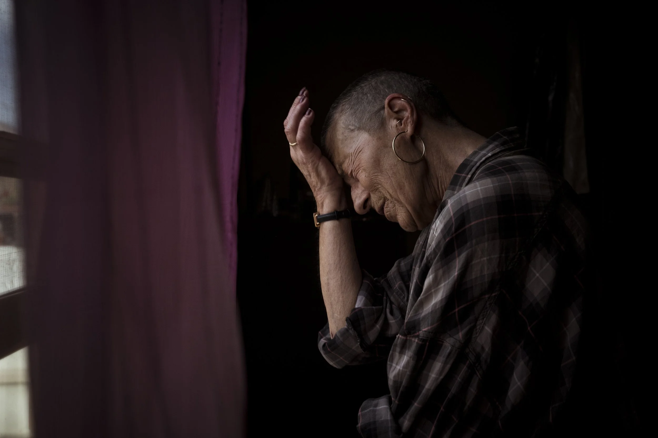  25 September 2023. Ascot Vale, Australia. Clare Hanson, long term resident of the Ascot Vale walk up public housing block, reacts with a sense of disbelief and anger at the announcement of the Daniel Andrews Victorian State Government's decision to 