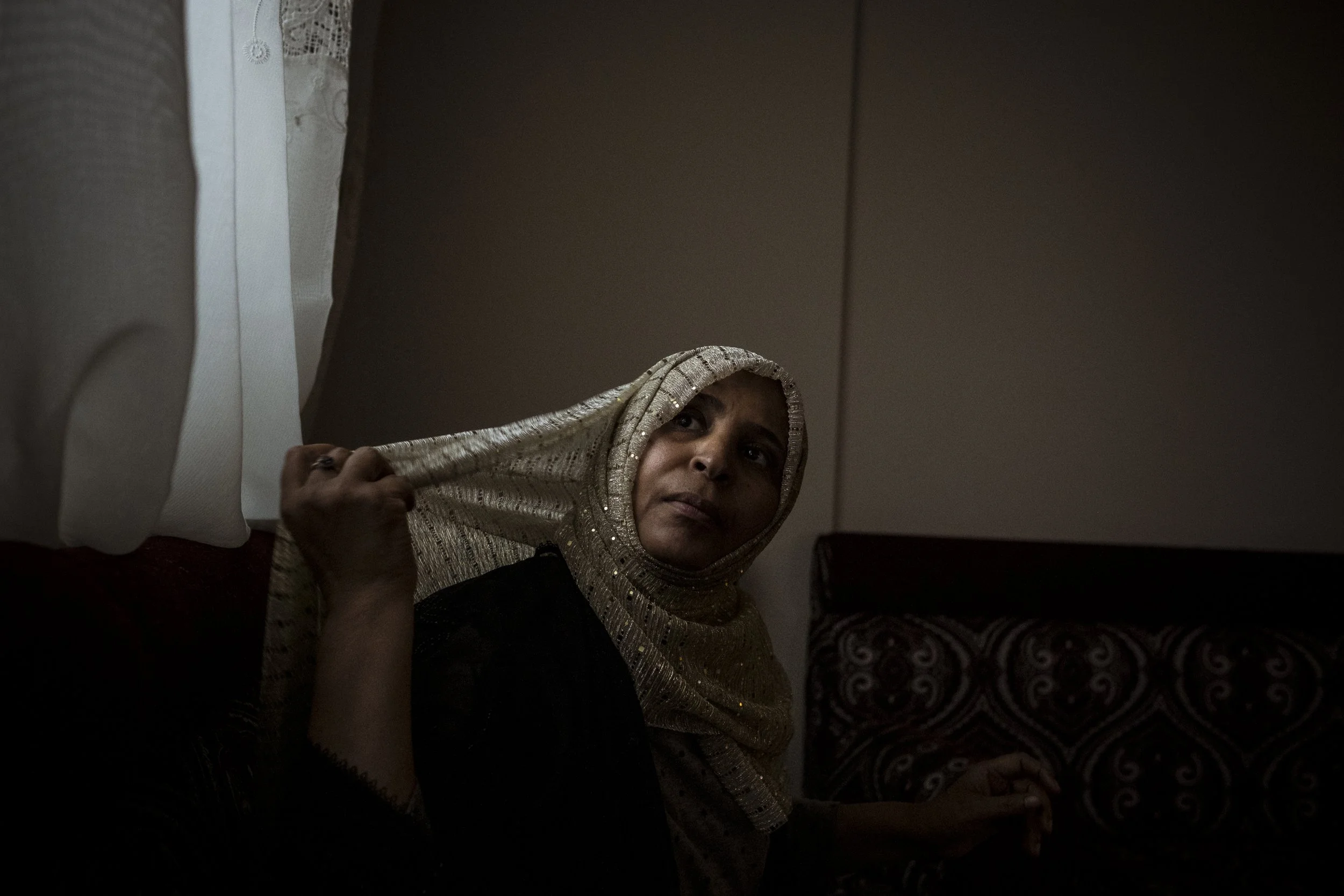  27 September 2023. 120 Racecourse Road, Flemington, Australia. Tehiya Umer adjusts her Hijab before cooking her family’s supper.   Tehiya, who is of Oromo descent, is a resident at 120 Racecourse Road, one of the public housing towers in Flemington.