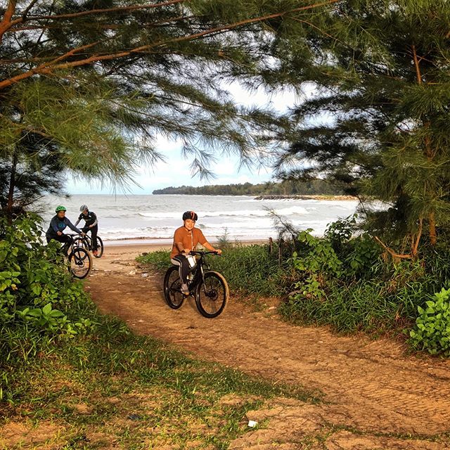 No filters. Just riding a bike during that golden hour leading up to sunset. #bicycletour #mtbtravel #vacation #travelphotography #kingdomridesandadventures #bruneitourism #travelmtb #travel #discoverbrunei #borneoview #igersbrunei #mtbgram #viewborn