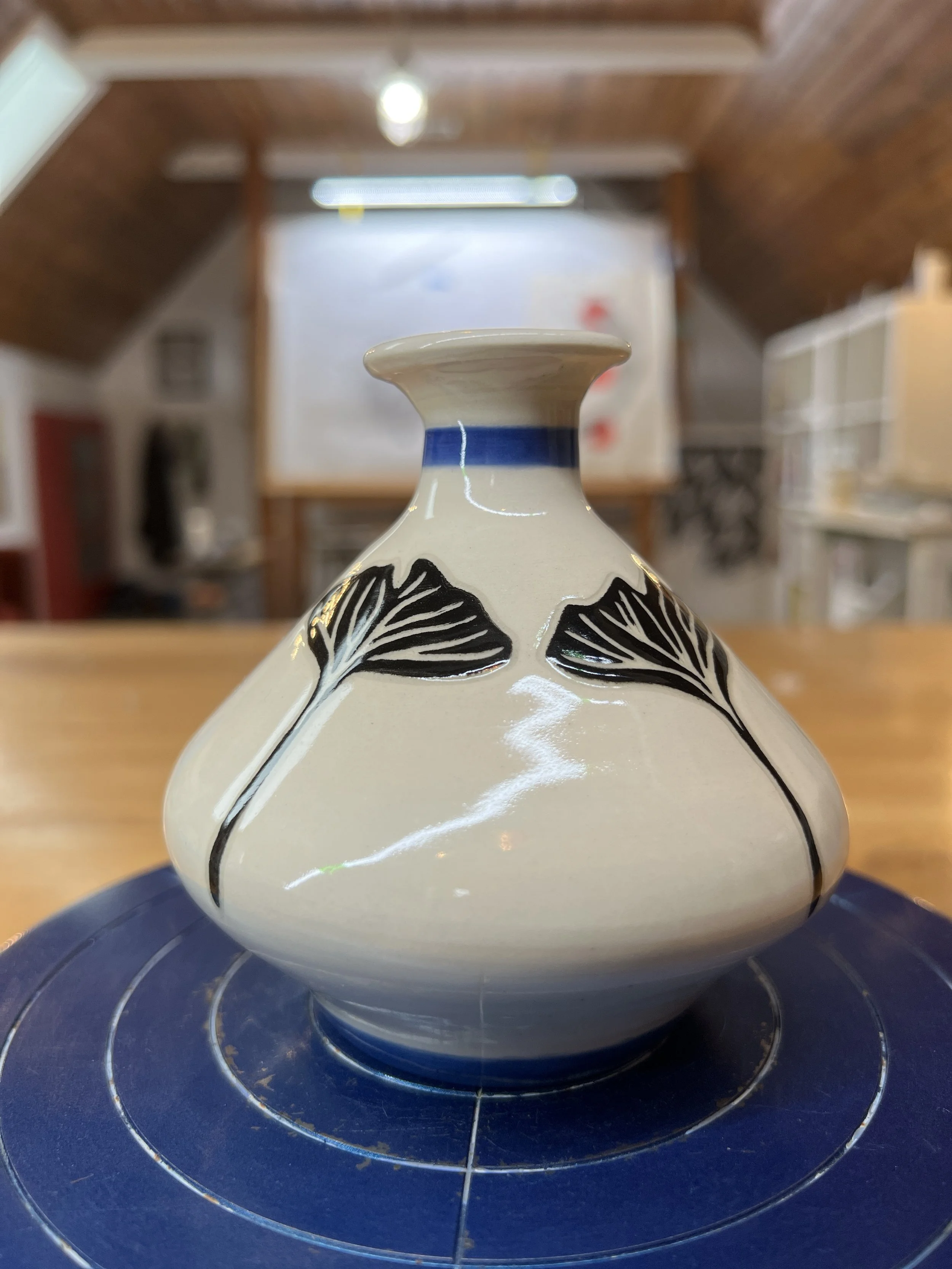 Ginkgo-themed short vase