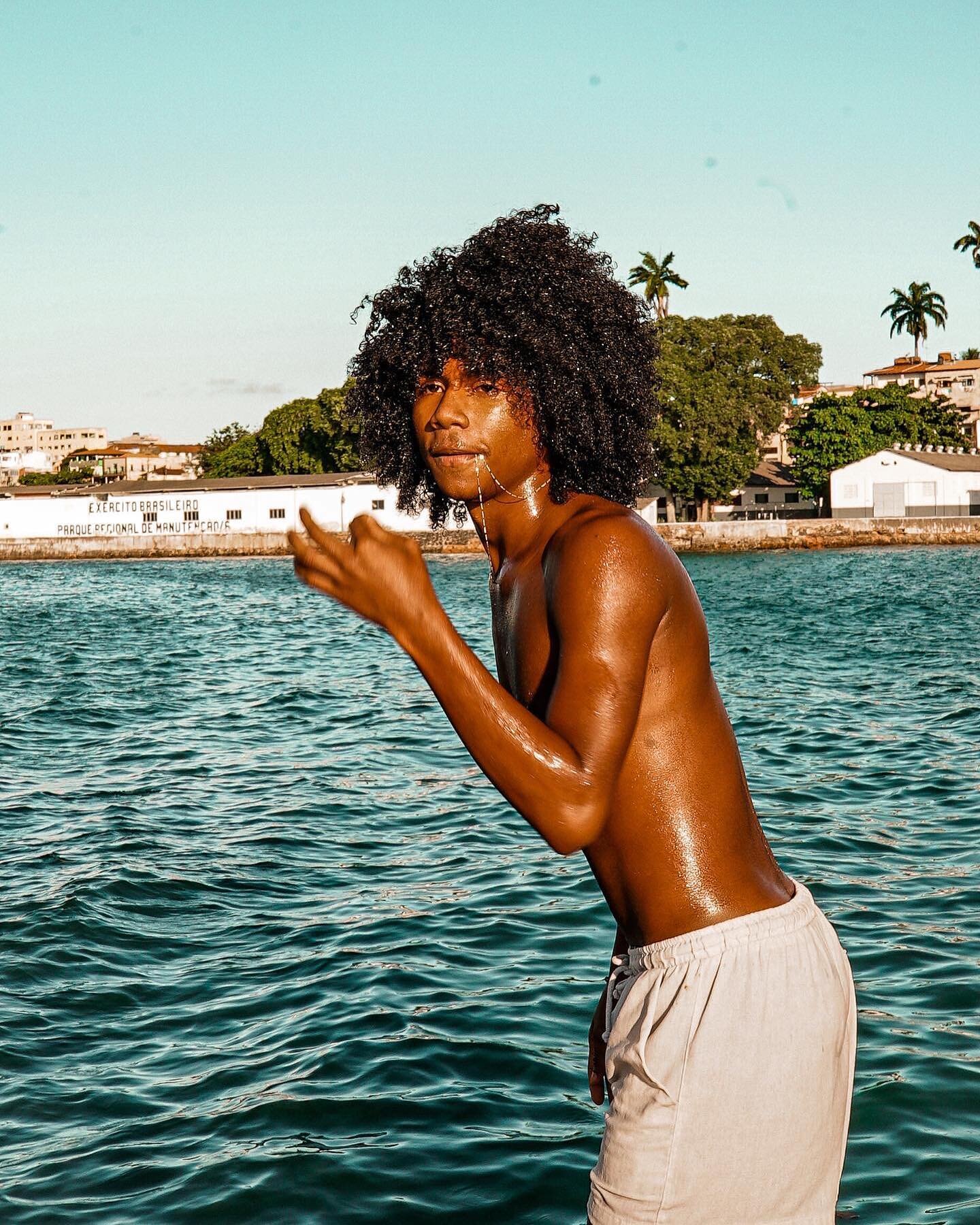 No verao em Salavador

@irlcpd took me on a journey to some places in Salvador I&rsquo;ve never experienced. Along the way I made some new friends and became the unofficial photographer/videographer for these young men as they jumped and flipped off 