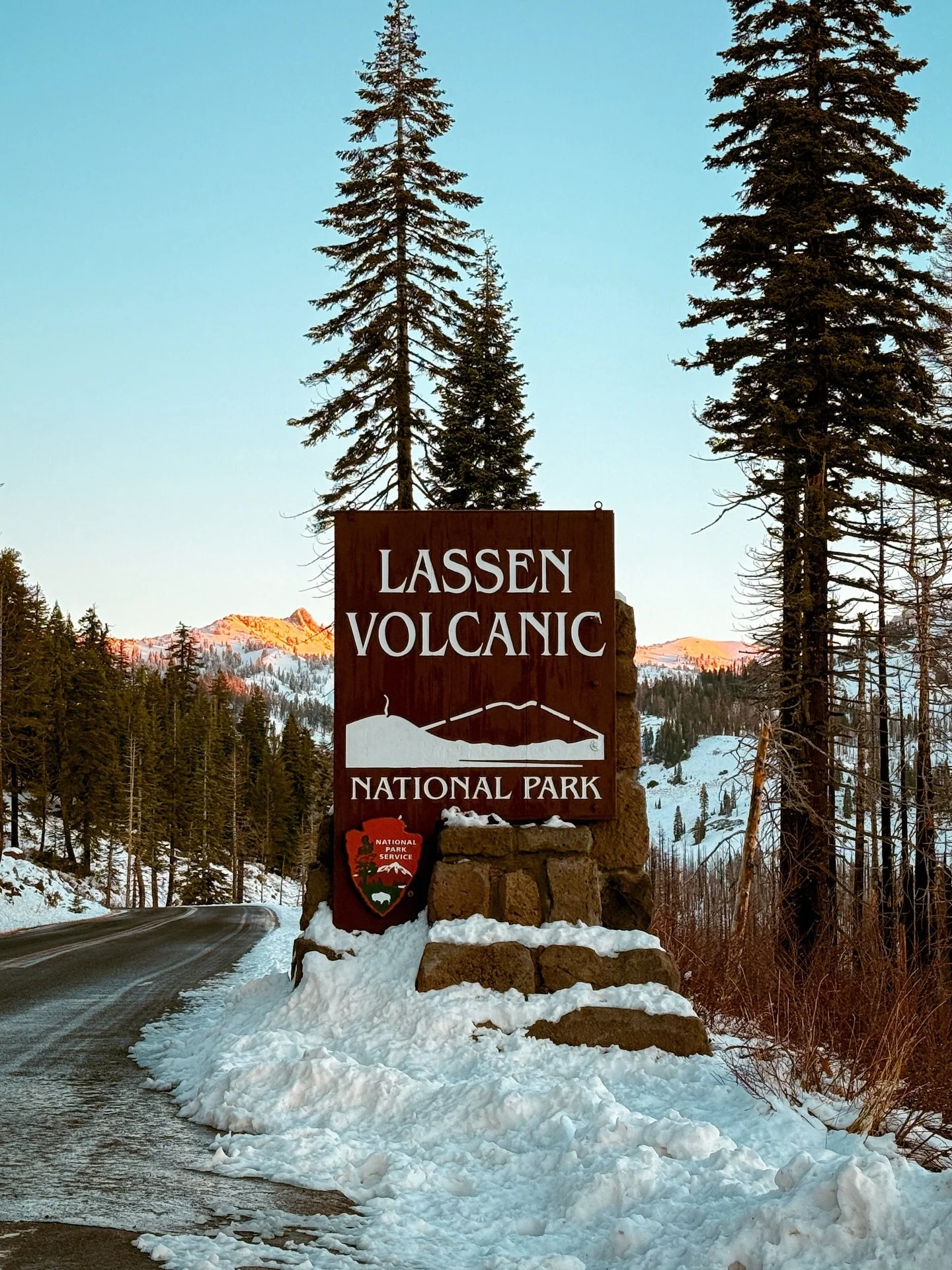 Lassen in the snow ❄️ Last post from an amazing adventure in October with @marandycandy - glimpses of a winter wonderland felt appropriate during this holiday season! 
&bull;
#lassenvolcanicnationalpark