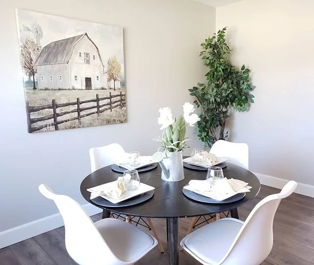 Cutest breakfast nook ever!💜💜#sellitquickhomestaging #design #decor #homestaging #breakfastroom #lightandbright #modernfarmhousestyle #homestaging