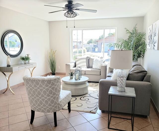 A great staging day! Light and bright!💜 #sellitquickhomestaging #design #livingroomdecor #neutraldecor #metal #homestaging #decor #lightandbright #lovemyjob