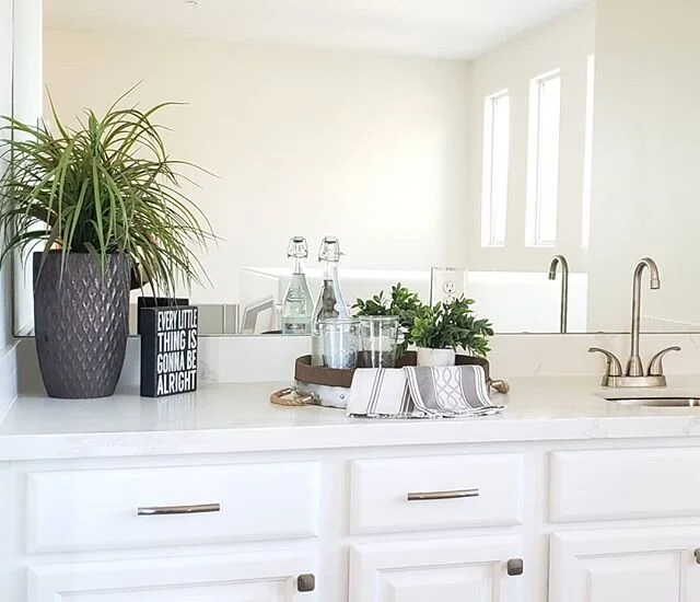 How to dress a wet bar in a game room...😍#sellitquickhomestaging #design #decor #homestaging #lightandbright #wetbar #gameroom #homestaging #homedecor