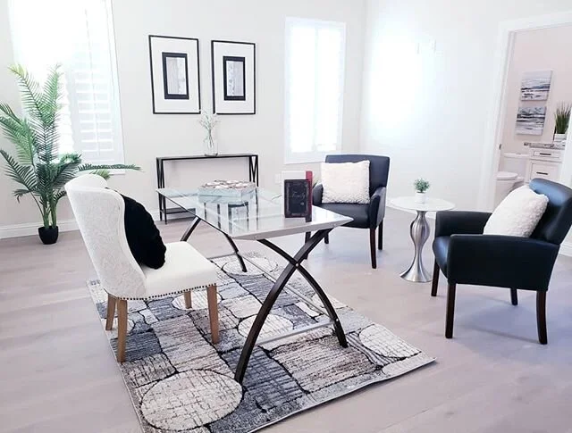 Home offices are all the rage! We do it right at Sell it Quick Home Staging🤩#sellitquickhomestaging #homestaging #design #homedecor #homeoffice #navyandcream #decor