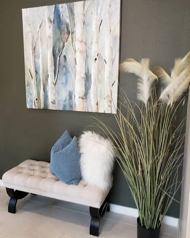 How about an Olive back drop for this perfect entry niche!😍#sellitquickhomestaging #design #decor #homestaging #lightandbright #olivegreen #entryway #neutrals