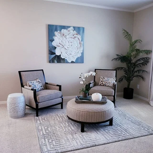 Such a cute sitting room!😍 #sellitquickhomestaging #design #homestaging #decor #sittingroom #blueandbeige #homedecor