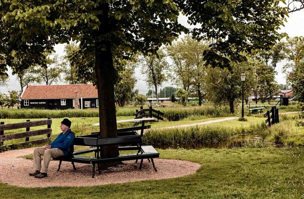 צילום רחוב של אדם מבוגר יושב לבדו