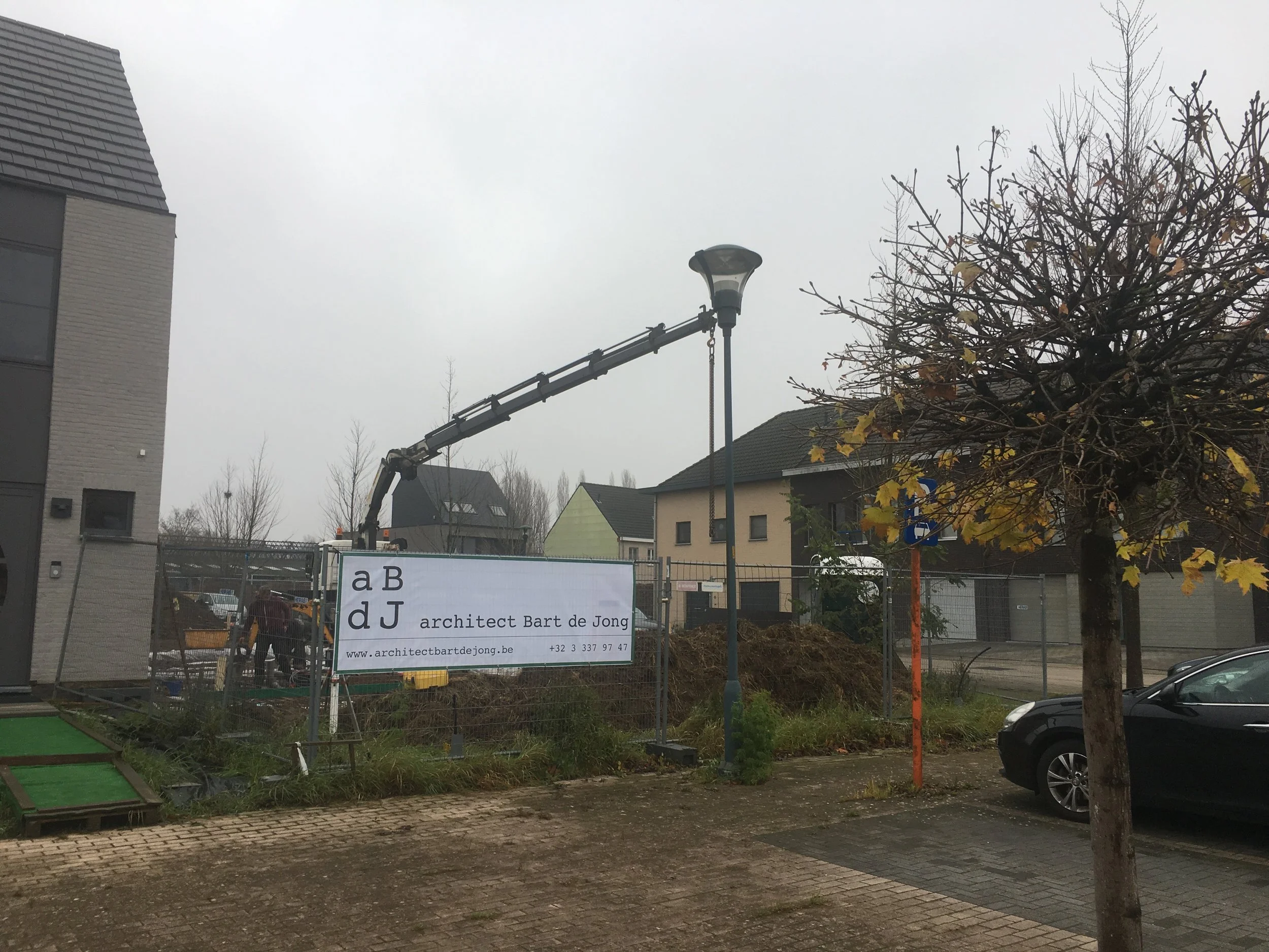 De funderingswerken voor een nieuwbouwwoning in CLT (cross laminated timber) zijn volop in uitvoering. Na een geslaagd eerste project in CLT, namelijk de sporthal voor Braxgata Invest, kiezen de bouwheer en wij opnieuw voor deze bouwmethode.