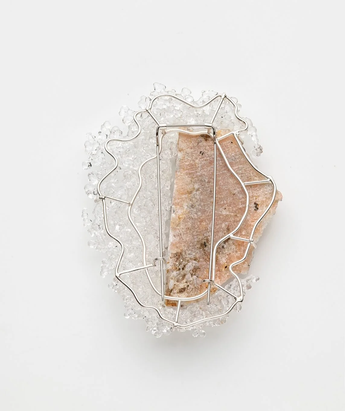 Focus on back.
Confuso. Brooch, back mechanism with double needle (2024) unique piece from Convivenze body of work. Glass,marble,silver,steel.

📸 @cavicchioli.federico 

#contemporaryjewellery #contemporaryglass #glassjewellery @fedesala #federicasa