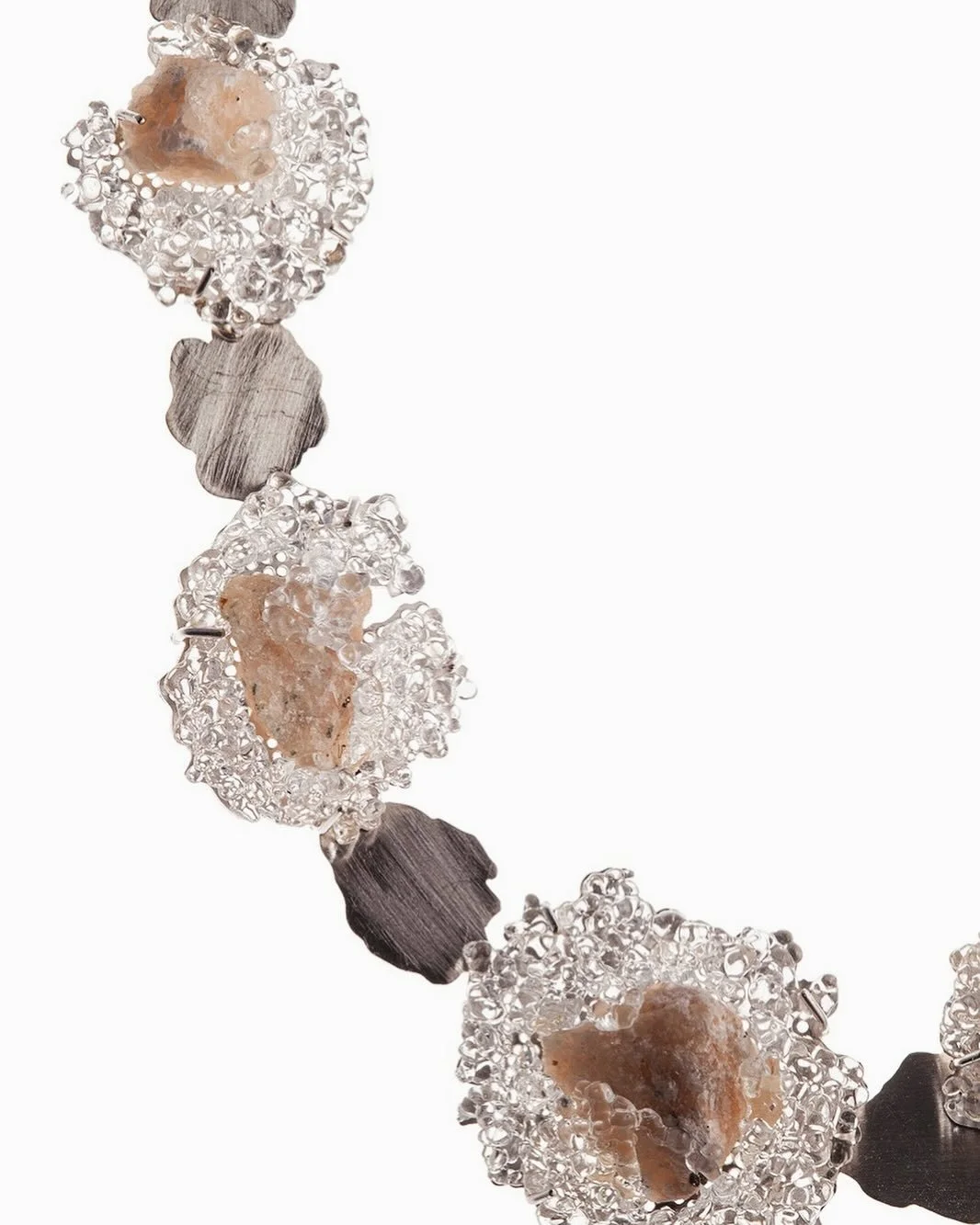 From Convivenze/Coexistances body of work (2024). Neckpiece close-up. Glass, marble, silver, white gold. Unique piece. 

📸 @cavicchioli.federico 

#federicasalacontemporaryjewellery #contemporaryglass #glassjewelry #collectibleglass #glasscollector 