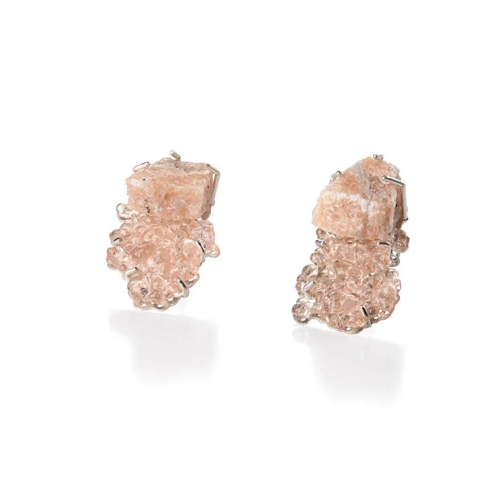 Accordo earrings, 2025. Marble,glass,silver. 

📸 @cavicchioli.federico 

#glassjewellery #gioiellodivetro #vetrocontemporaneo #contemporaryglass #verre #p&acirc;tedeverre #bijouxdeverre #schmuck #glasschmuck @fedesala #customjewelry #contemporarycra