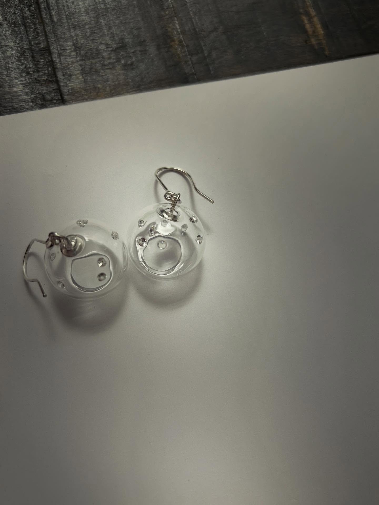 Fresh new earrings. Clear glass with cz and diamonds inside mounted in silver. Light and sparkling. 

#federicasalacontemporaryjewellery #federicasalacontemporaryglass #bijouxdeverre