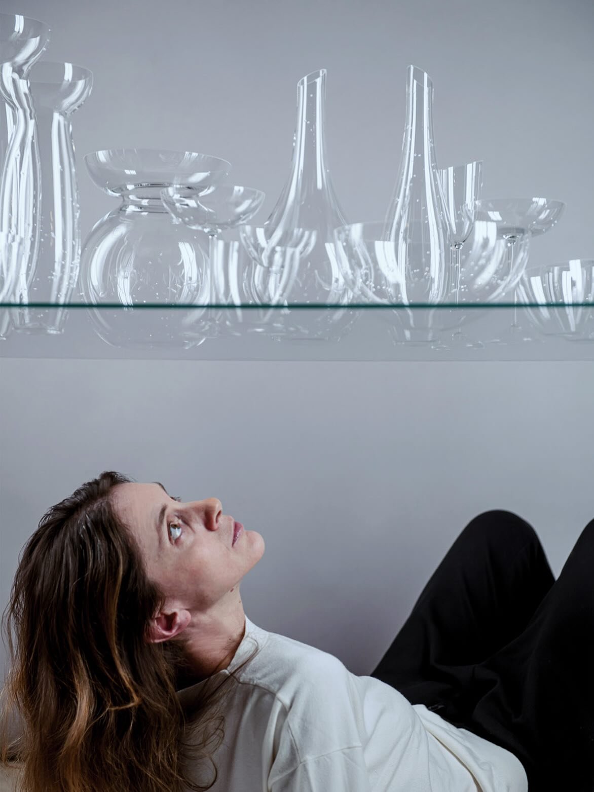 Sparkling Water brings together in a single collection visionary vases, pitchers, bottles, glasses, and bowls: vessels in which bubbles turn into diamonds, giving rise to a subtle dialogue between the natural and the
artificial, between substance and