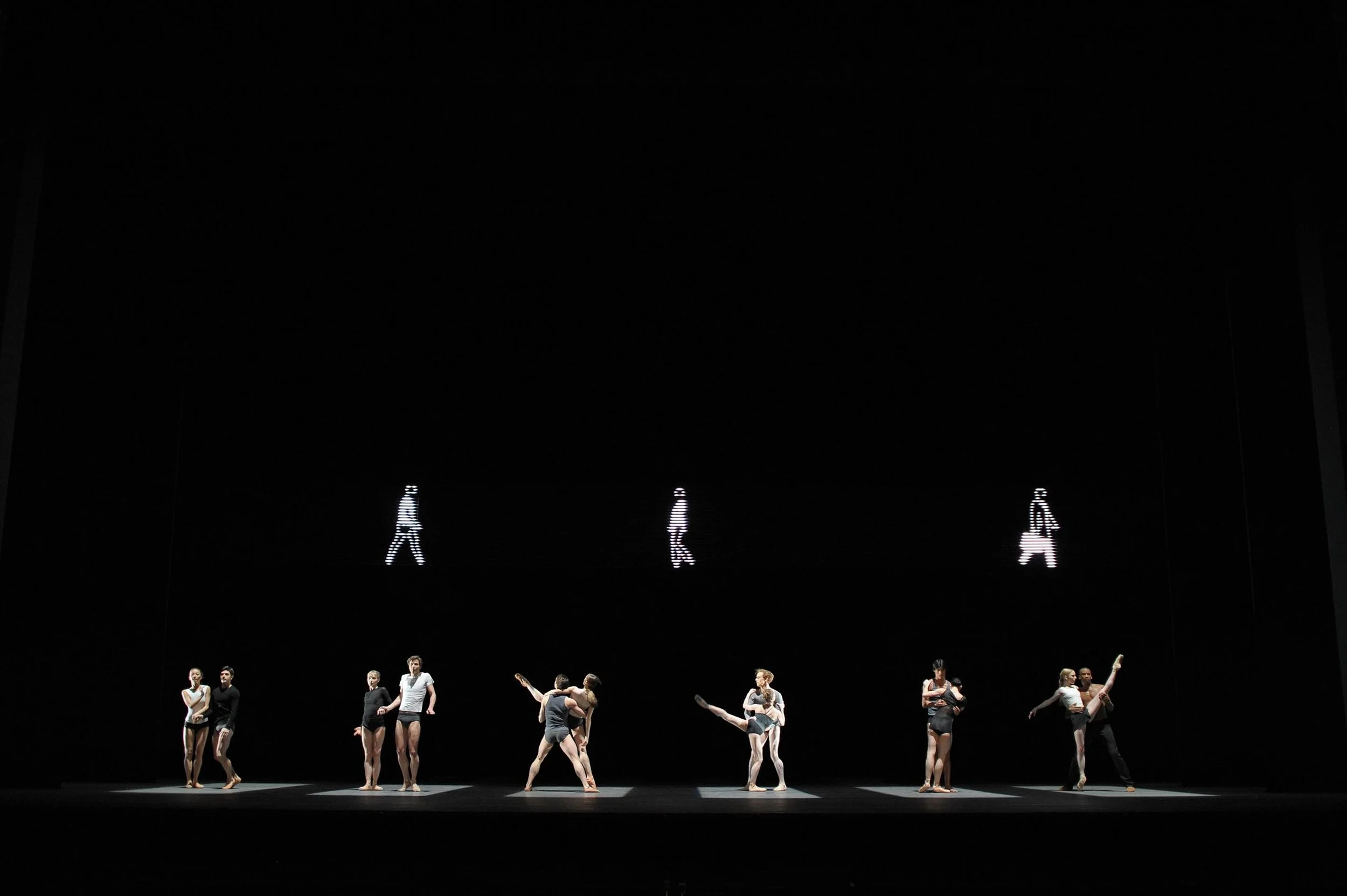 @lucycarterlightartdesign designs the lighting for INFRA which opens today at @kballet1962 - best of luck! 🫰🏻

#infra #korea #ballet #lighting #designer