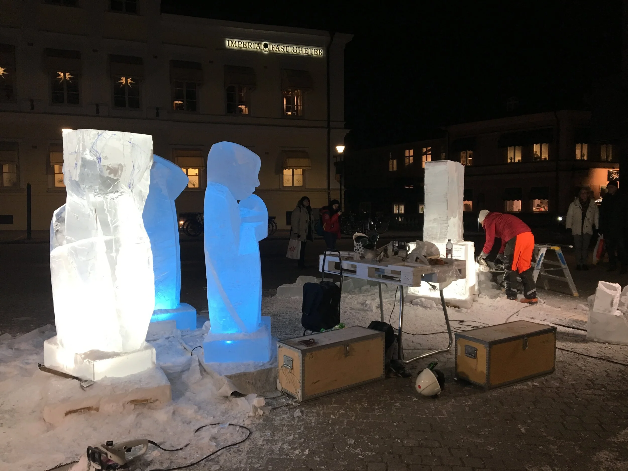  Nina Hedman och jag igång med isskulpteringen i Västerås i vitt 2020 