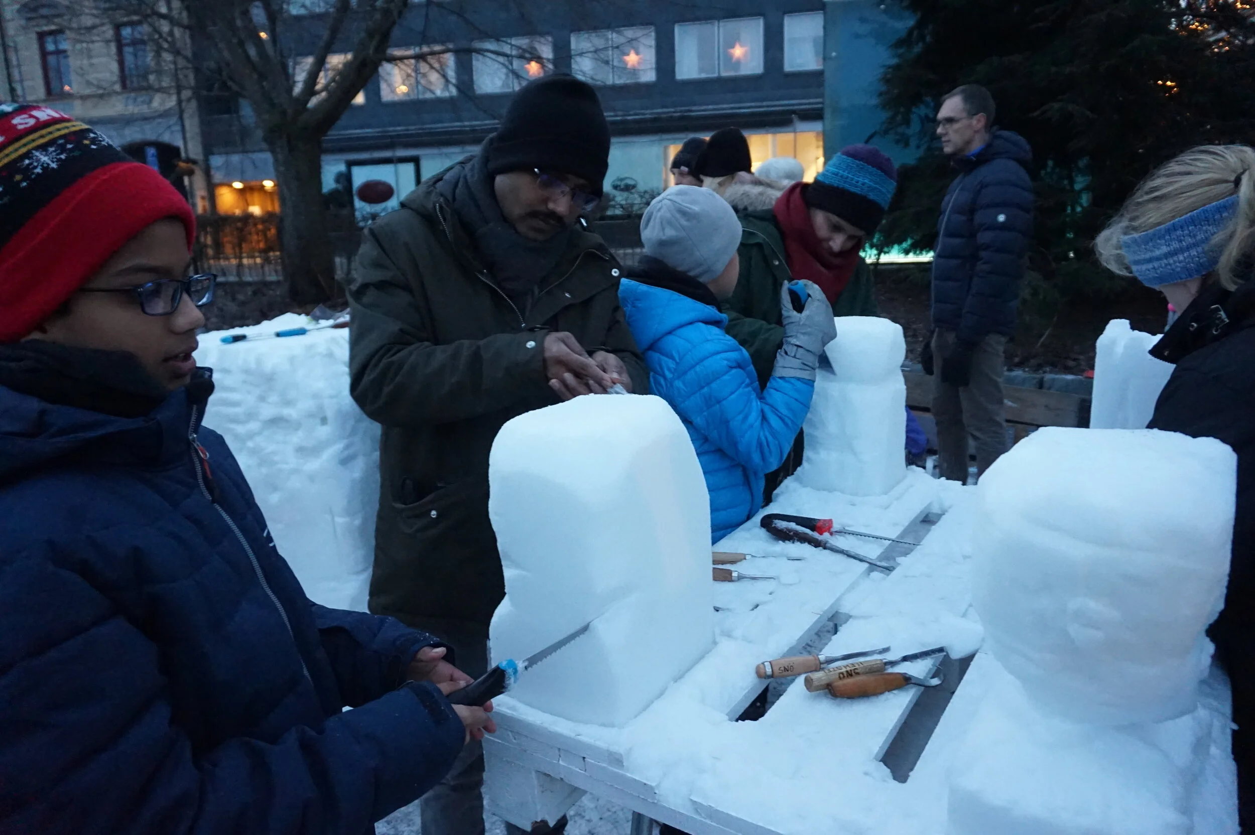 SNÖSKULPTERING FÖR BESÖKARE