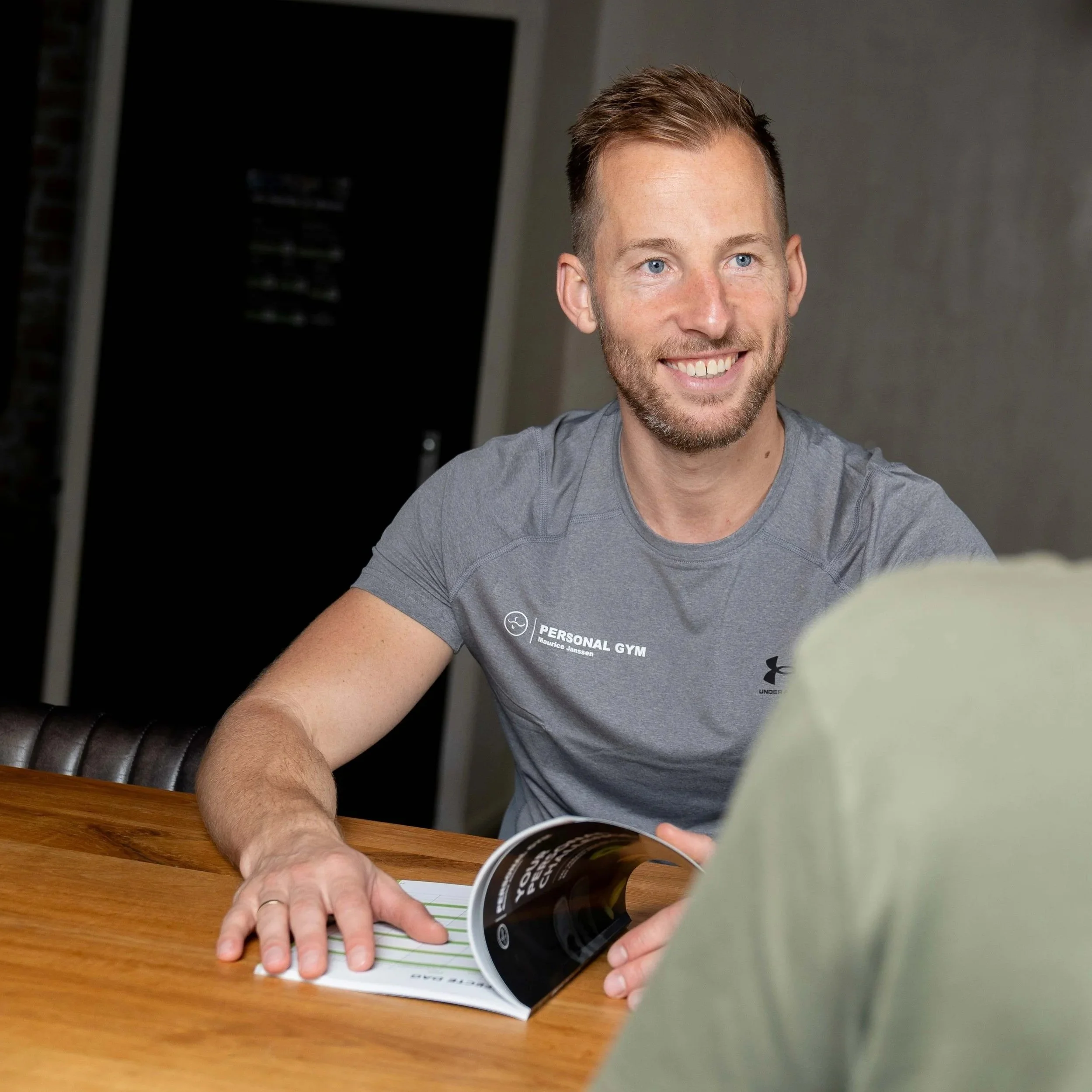 Personal trainer Maurice met het afslankprogramma die hij heeft geschreven
