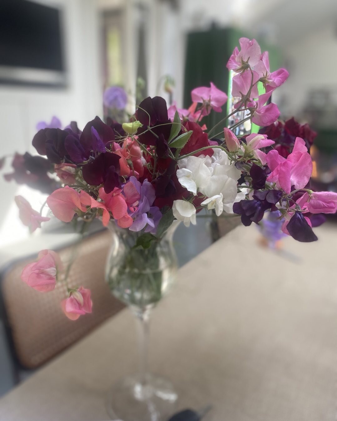 Thank goodness I am at the desk today and not melting in the kitchen.  The scent from these sweetpeas is unbelievable -  grown by Saturday&rsquo;s father of the bride - just heavenly. #sweetpeas #scentedflowers #homegrown #greenfingers #fatherofthebr