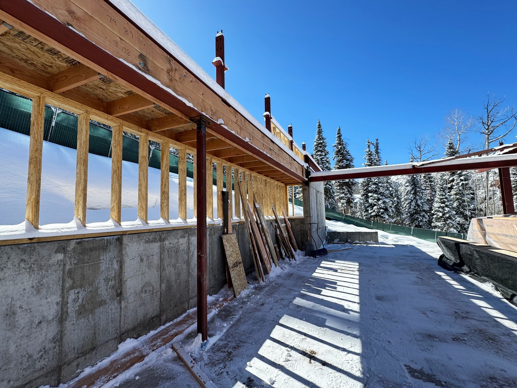 🔨Progress on this residential new build! 90% of the structural steel has been installed. The roof timbers, framing, and sheathing are in place on the east side over what will be the primary bedroom and bathroom. The great room and outdoor patio on t