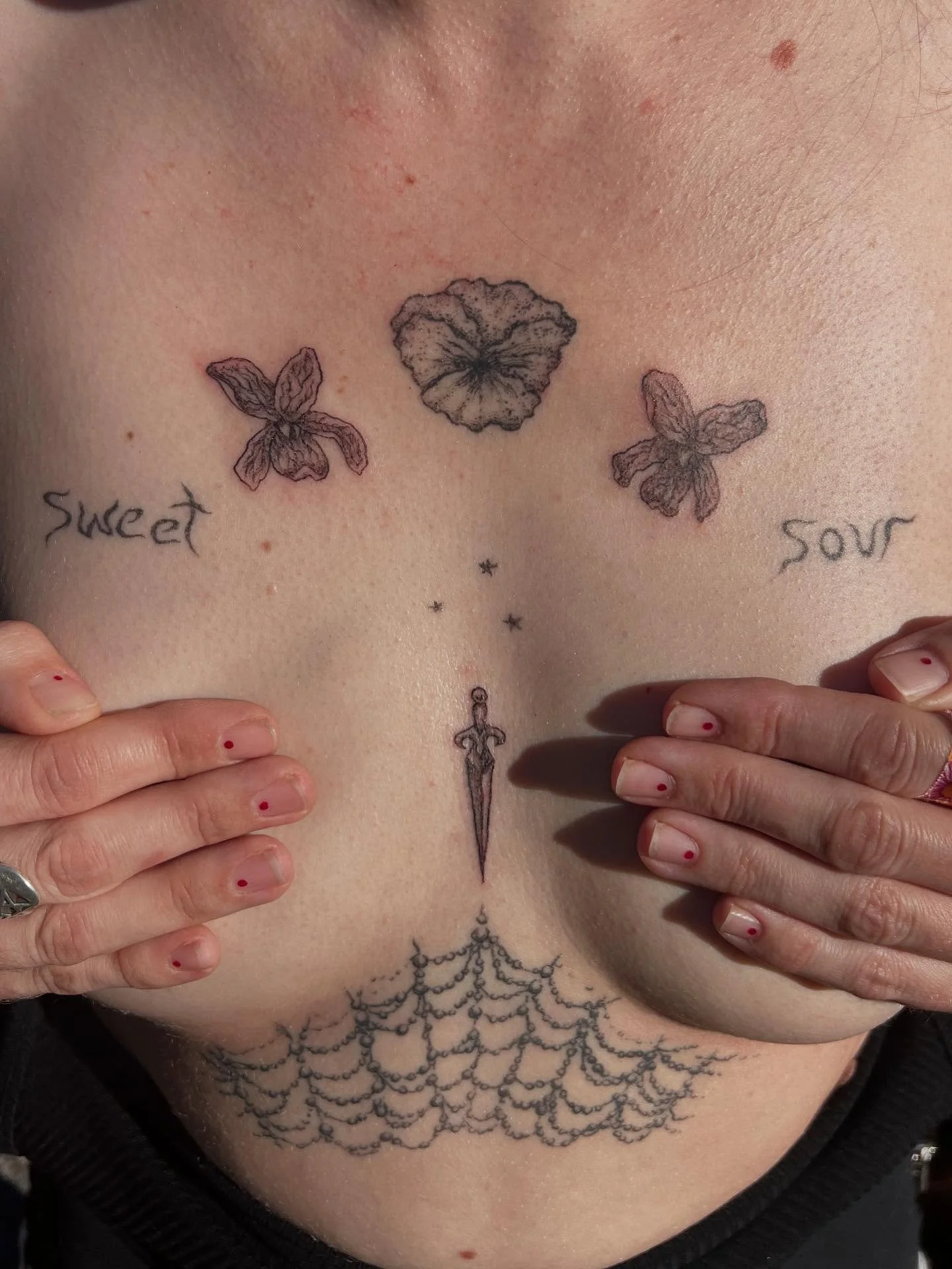 Progress on this evolving composition for Kari :)
2 fresh violets and a tiny dagger 
Healed &lsquo;sweet sour&rsquo; violet and drippy web <3