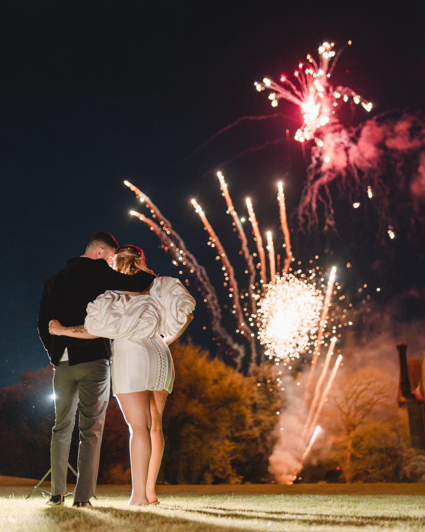 The best ways to end such an incredible day 🤩🎆🎇

Venue - @farnhamcastleweddings 

#weddingphotography #weddingphotographer #photographer #weddingideas 
#wedding #surreyweddingphotographer #bridetobe #engageduk #surreyweddingvideographer #weddingvi