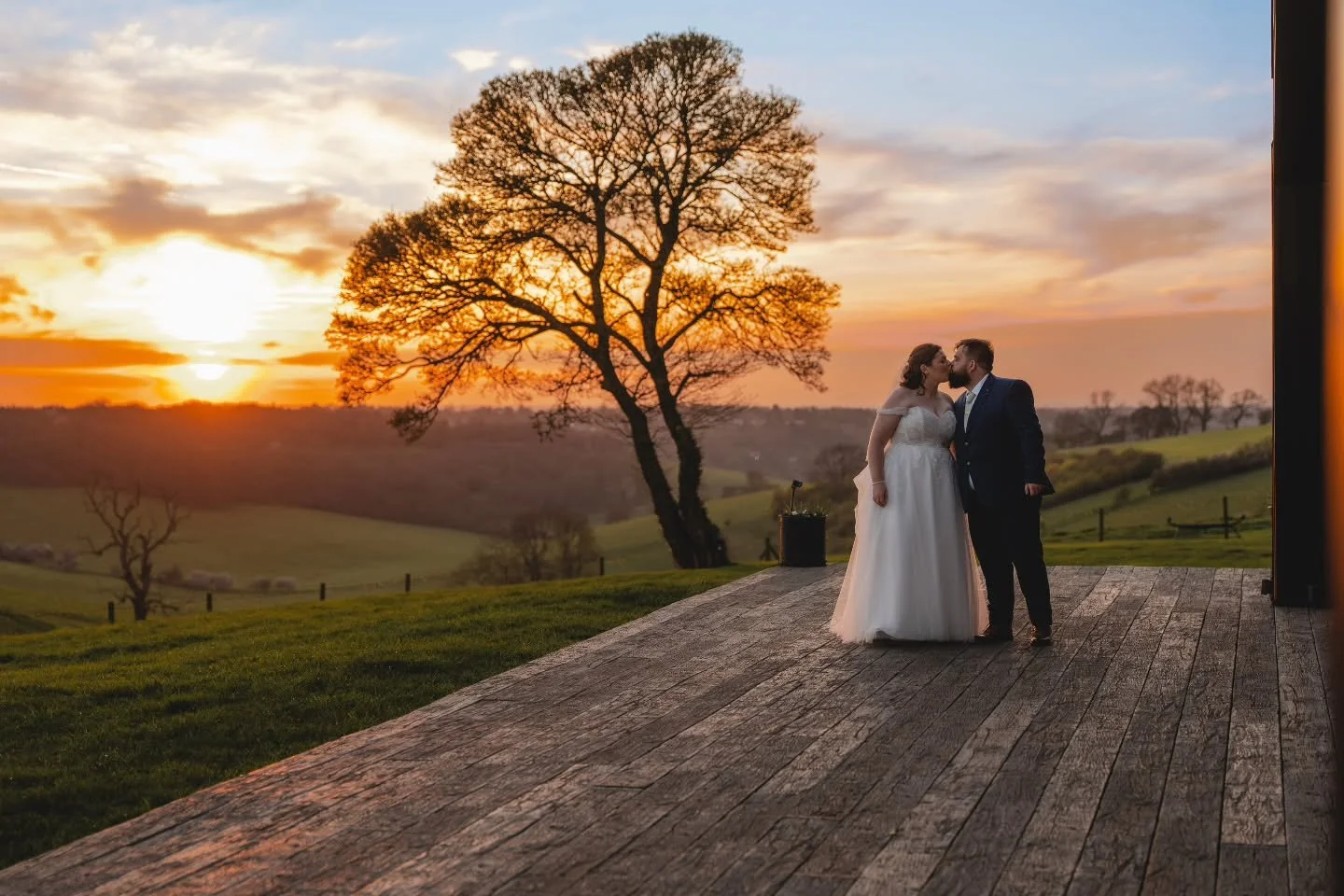 The Dreamiest Barn at Botley Hill Sunset - Abi &amp; Dan's Sneak Peeks

Nobody could have predicted the weather. April delivered full, mid-summer heat for Abi &amp; Dan's day at @thebarnatbotleyhill, and it was incredible. From the bright, high-energ