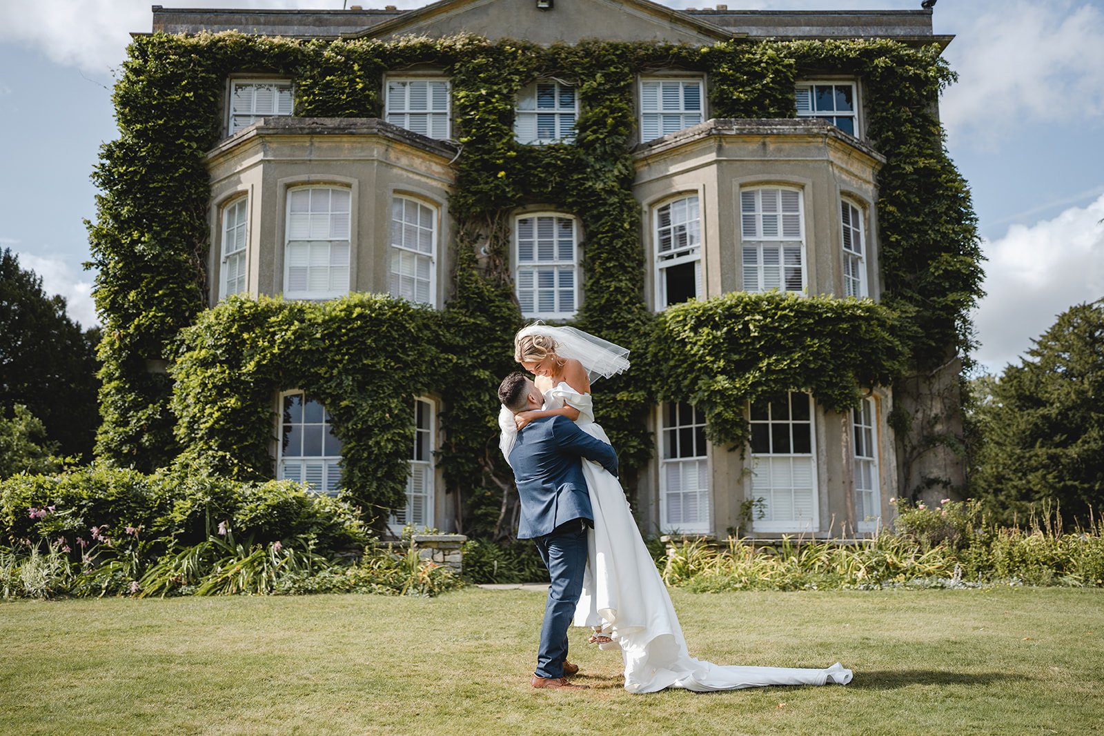 Chloe and Sina showstopping venue portrait