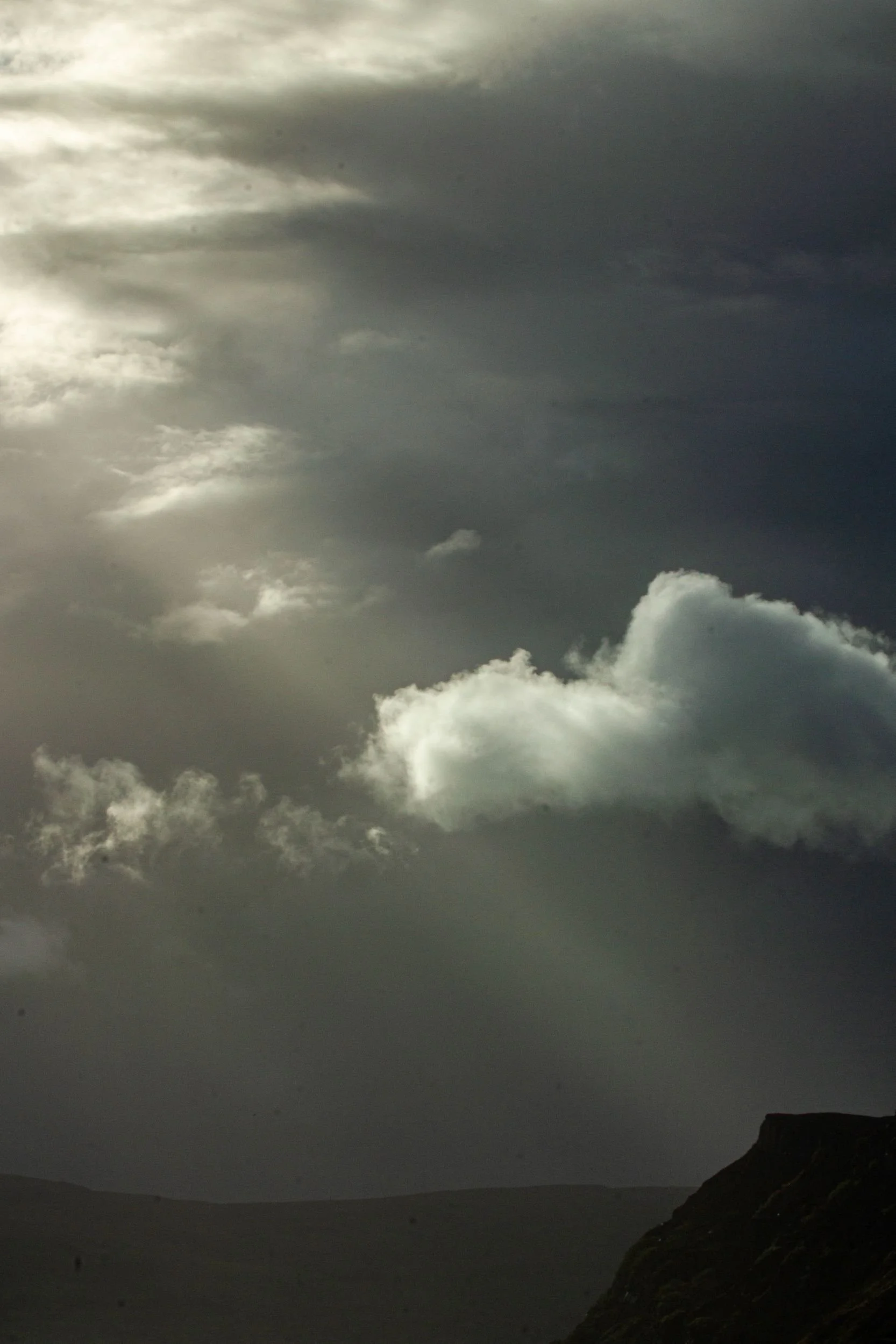 CW007 Sky beams, Portree, Skye, Scotland
