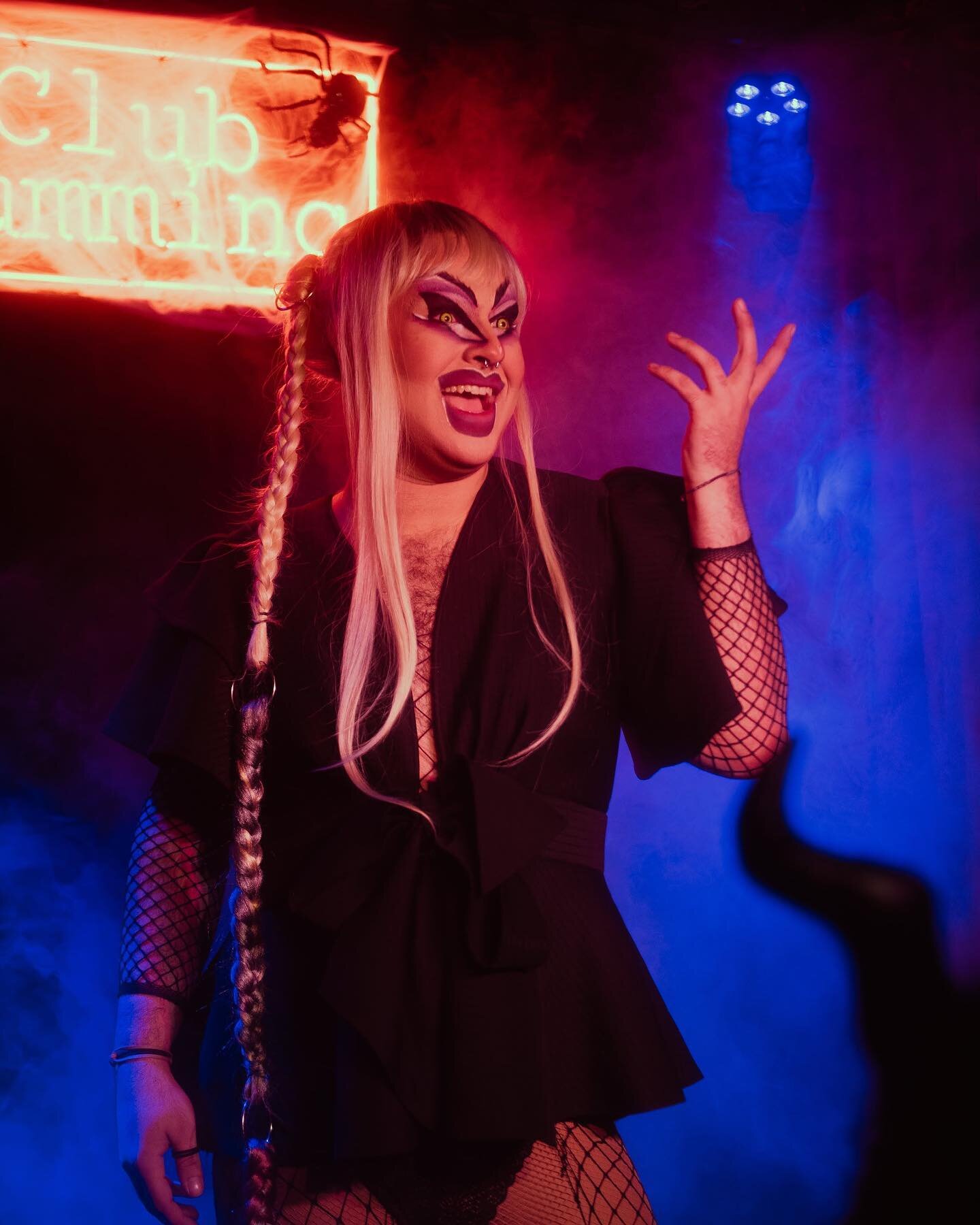 Happy Easter! Celebrate with us tonight at Drag Karaoke, 9 PM, with queen @lizbynight 🎤
.
.
.
#midwoodflats
#flatbush
#prospectpark
#neighborhood
#neighborhoodbar
#PLGbar
#brooklynbar
#dragqueens 
#brooklynbeer
#queercommunity
#craftbeer
#comfortfoo