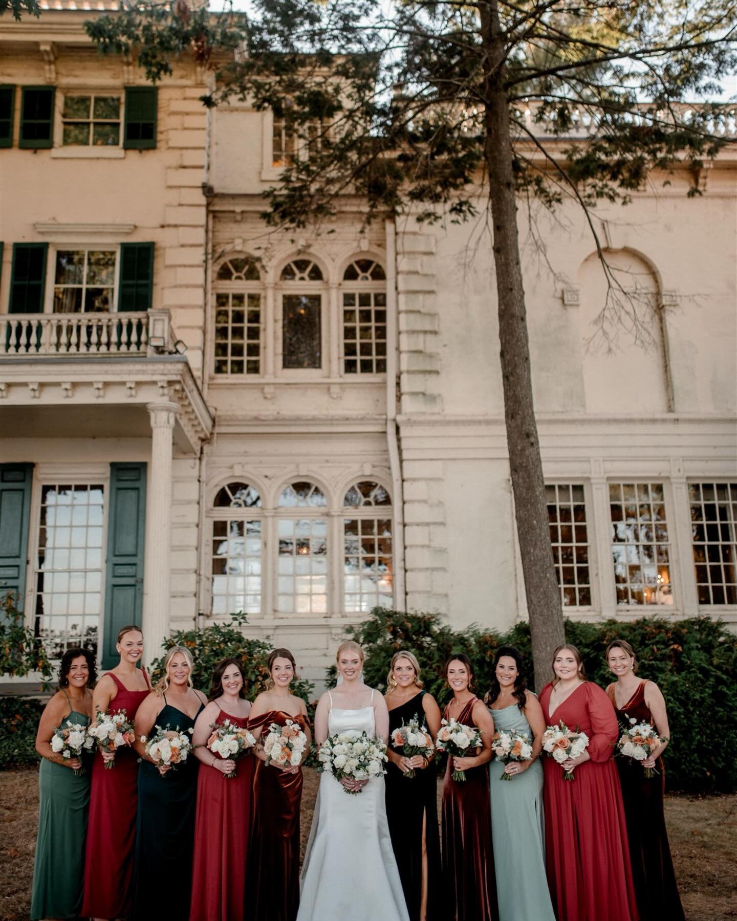 ever have fomo watching your friends sit together at the reception while you&rsquo;re stuck at the sweetheart table? 🤣🙋🏻&zwj;♀️ I think about that a lot.