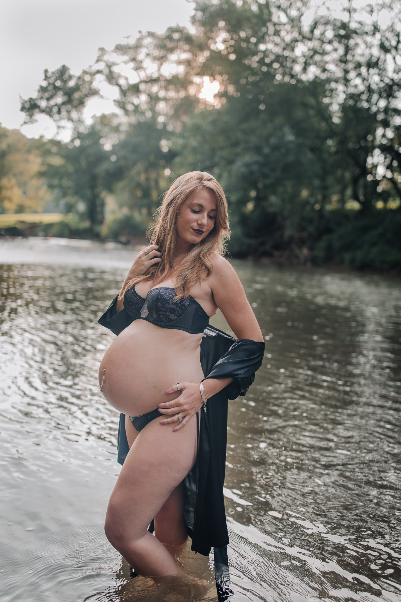 pregnant woman in water outdoor boudoir 