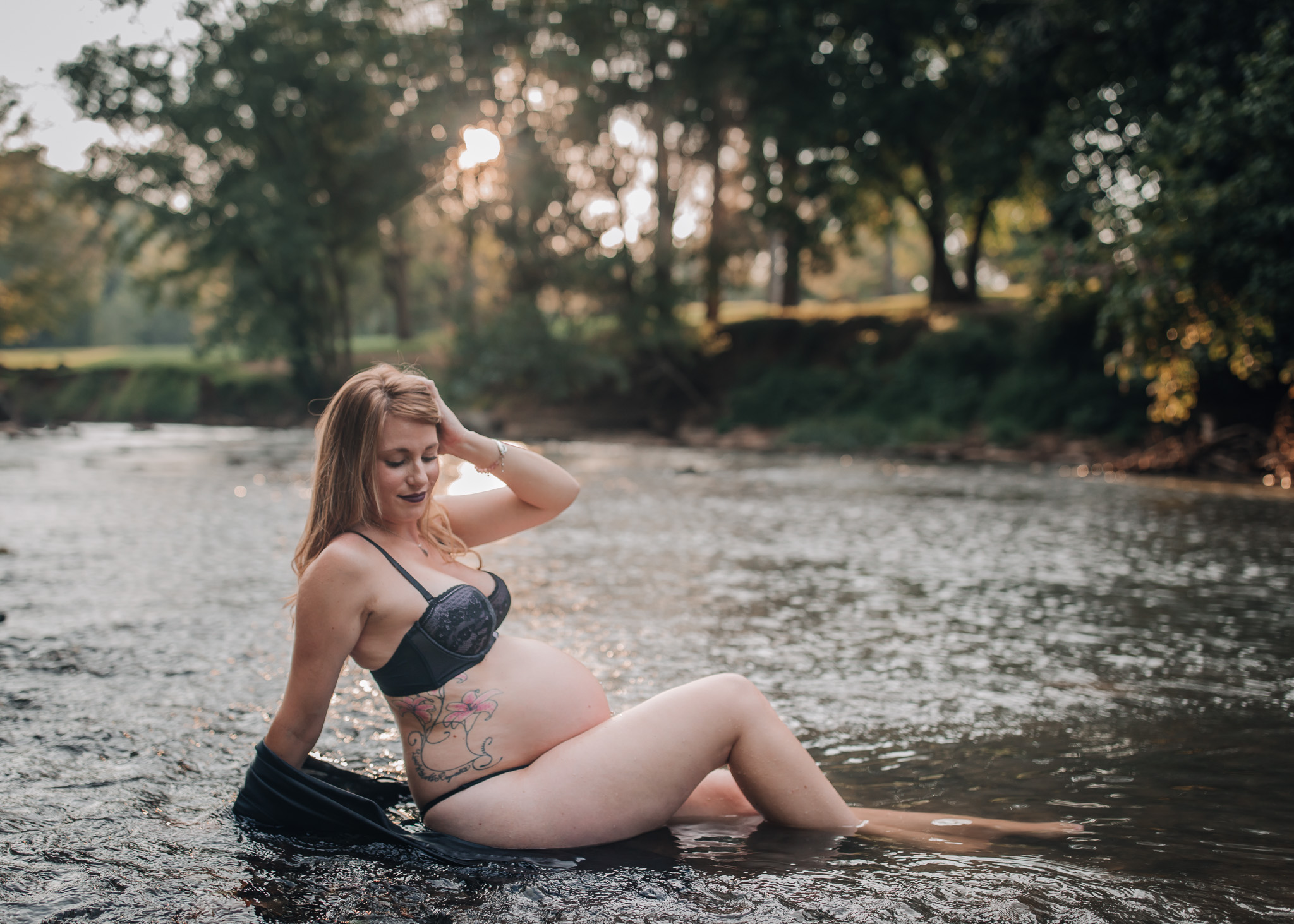 pregnant outdoor boudoir pose