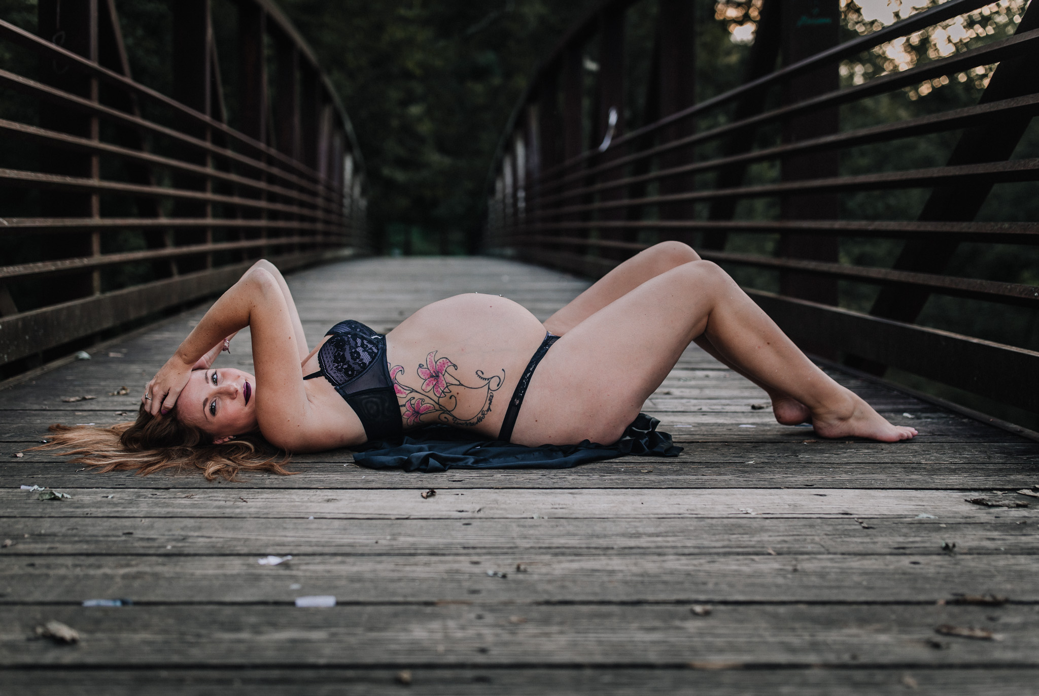 pregnant boudoir woman laying down pose