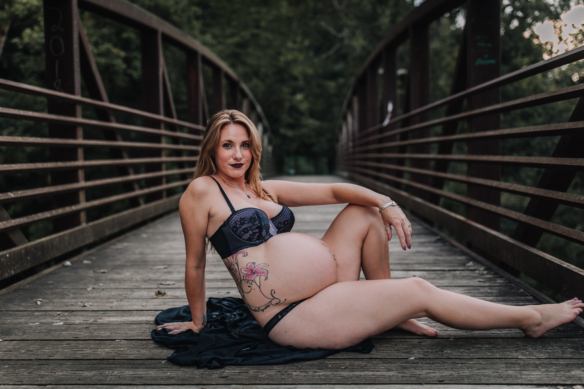 pregnant boudoir pose