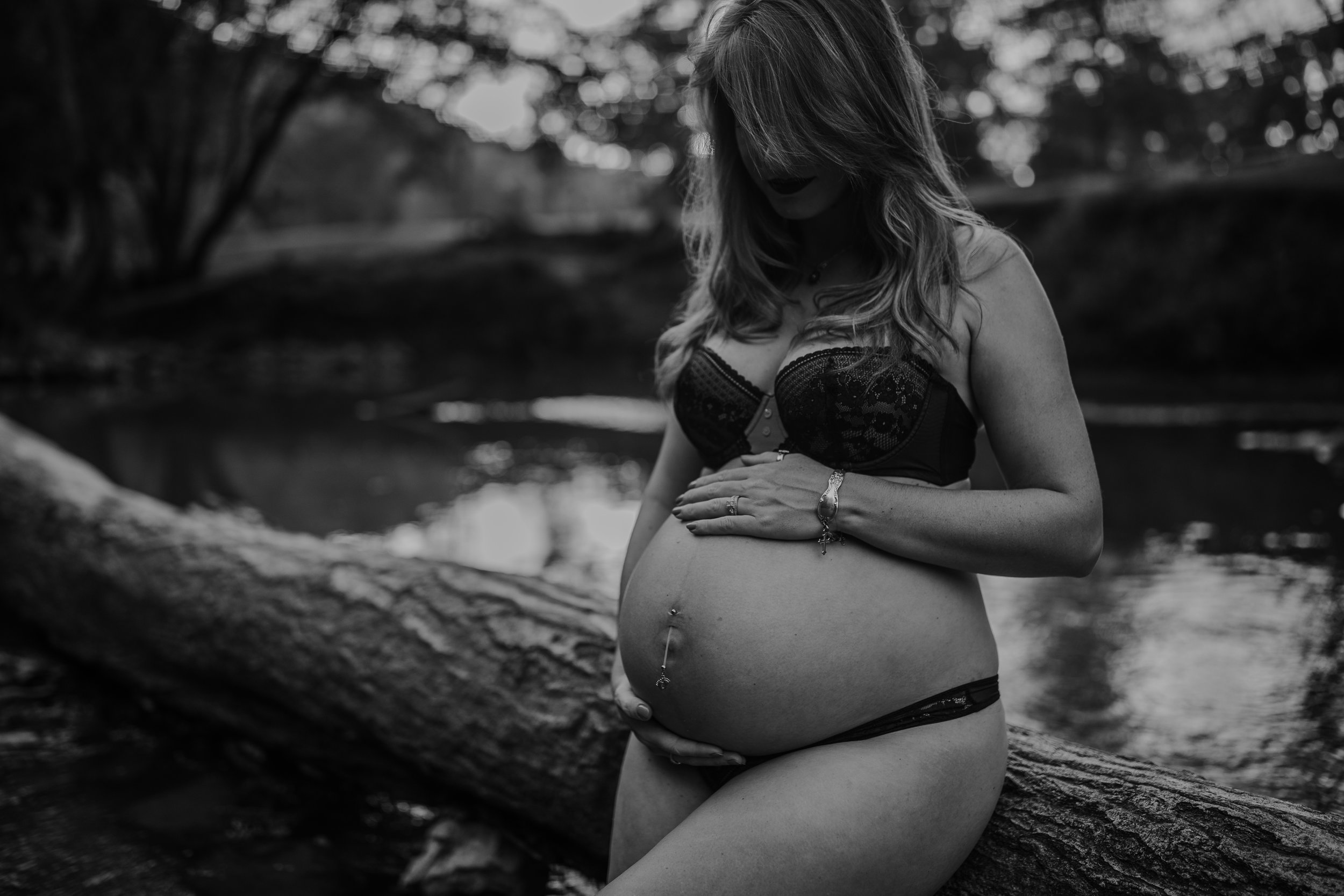 pregnant boudoir pose outdoor