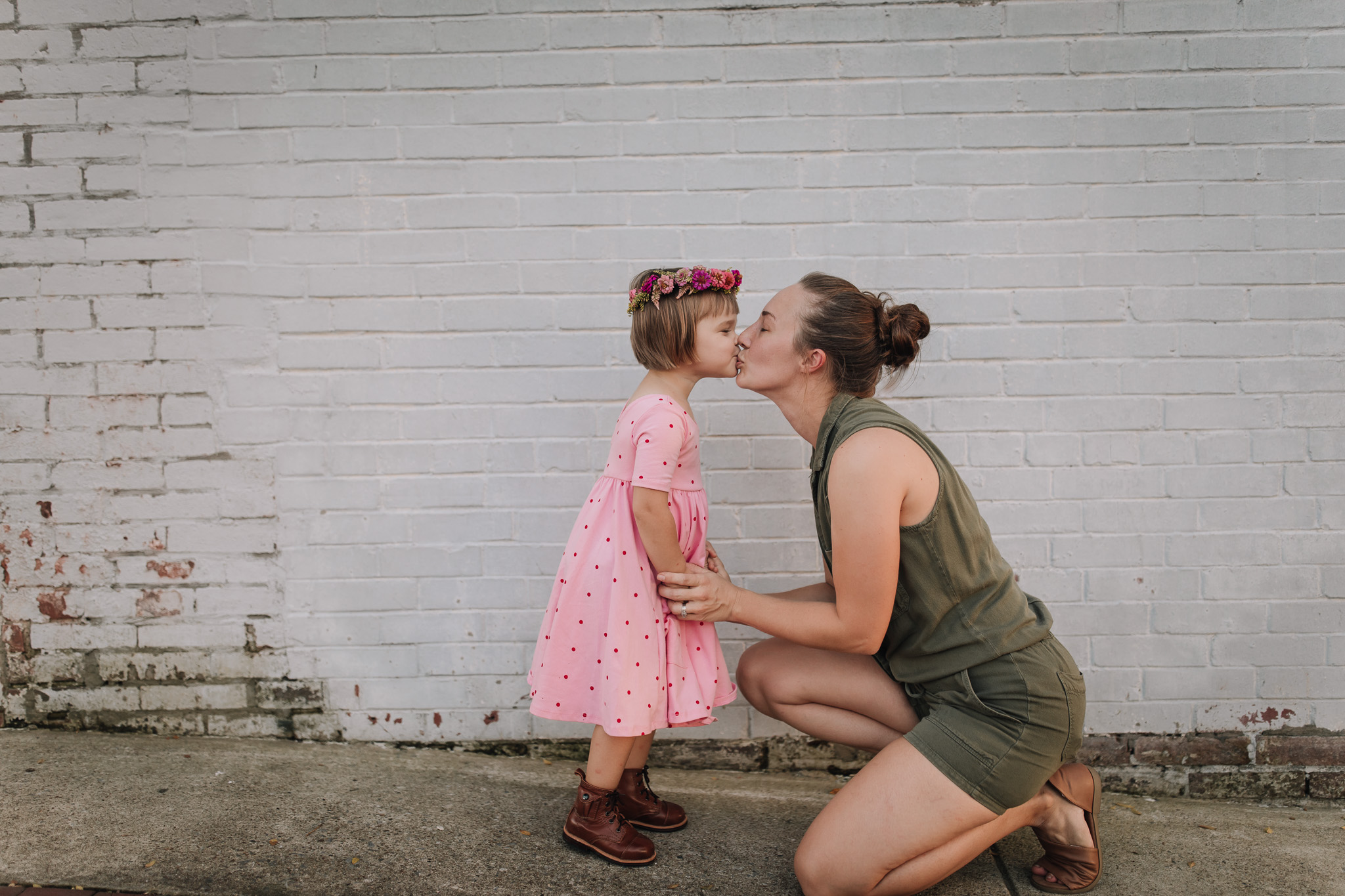 3yr old kissing momma