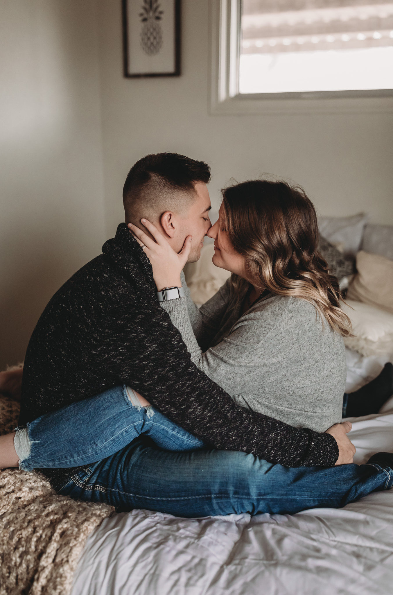 couples photo poses in home