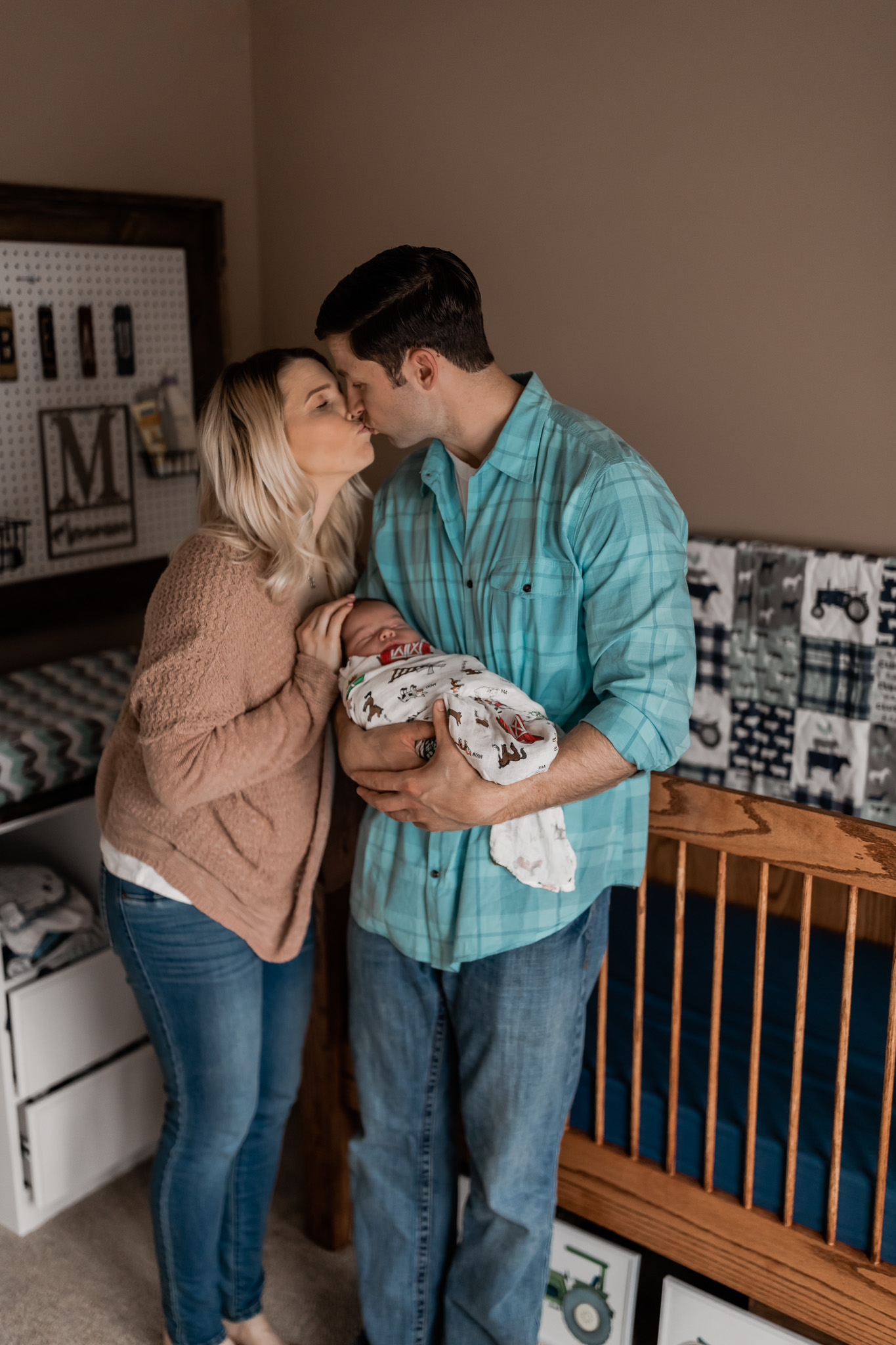 standing kissing pose for newborn photos