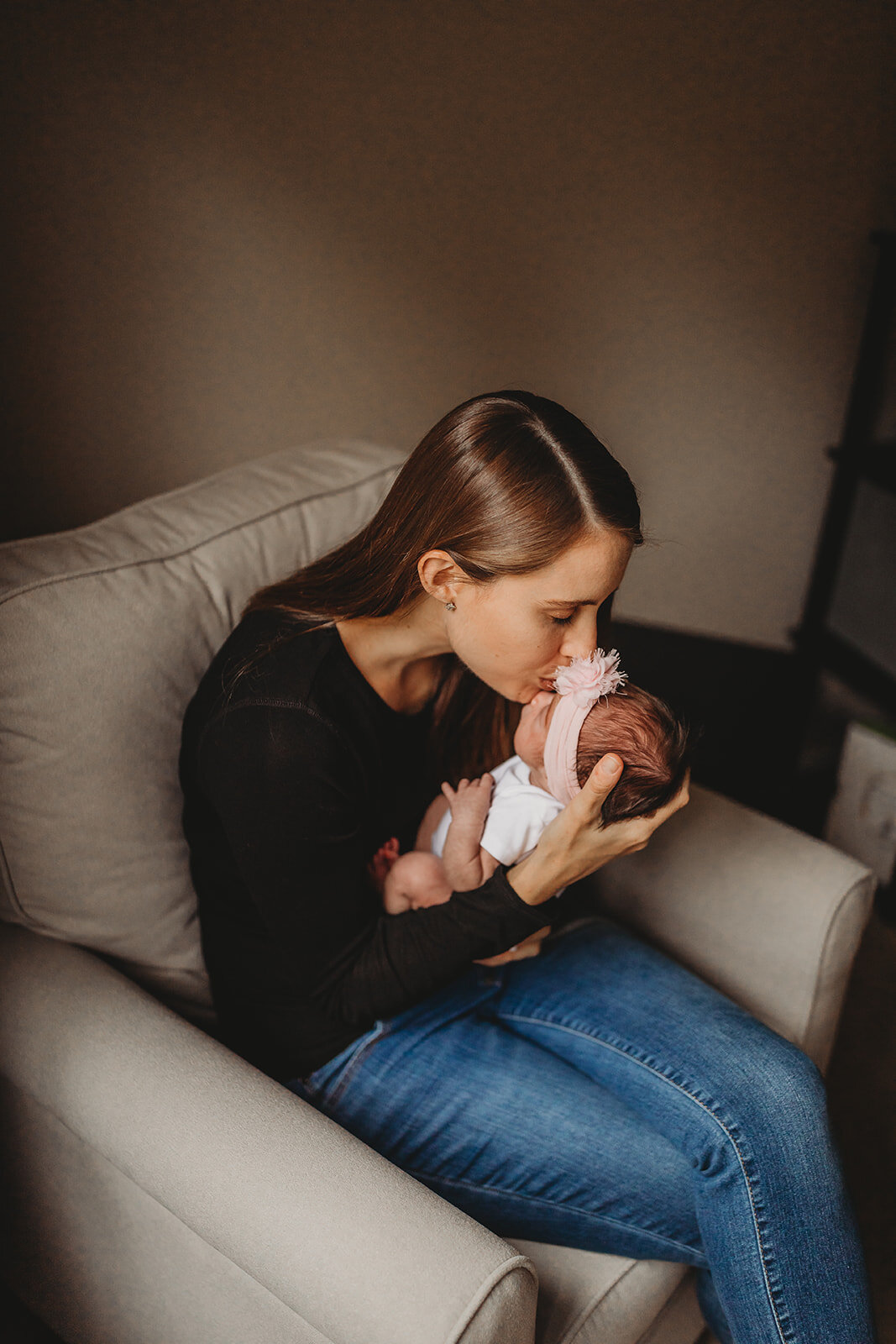 mom kissing newborn